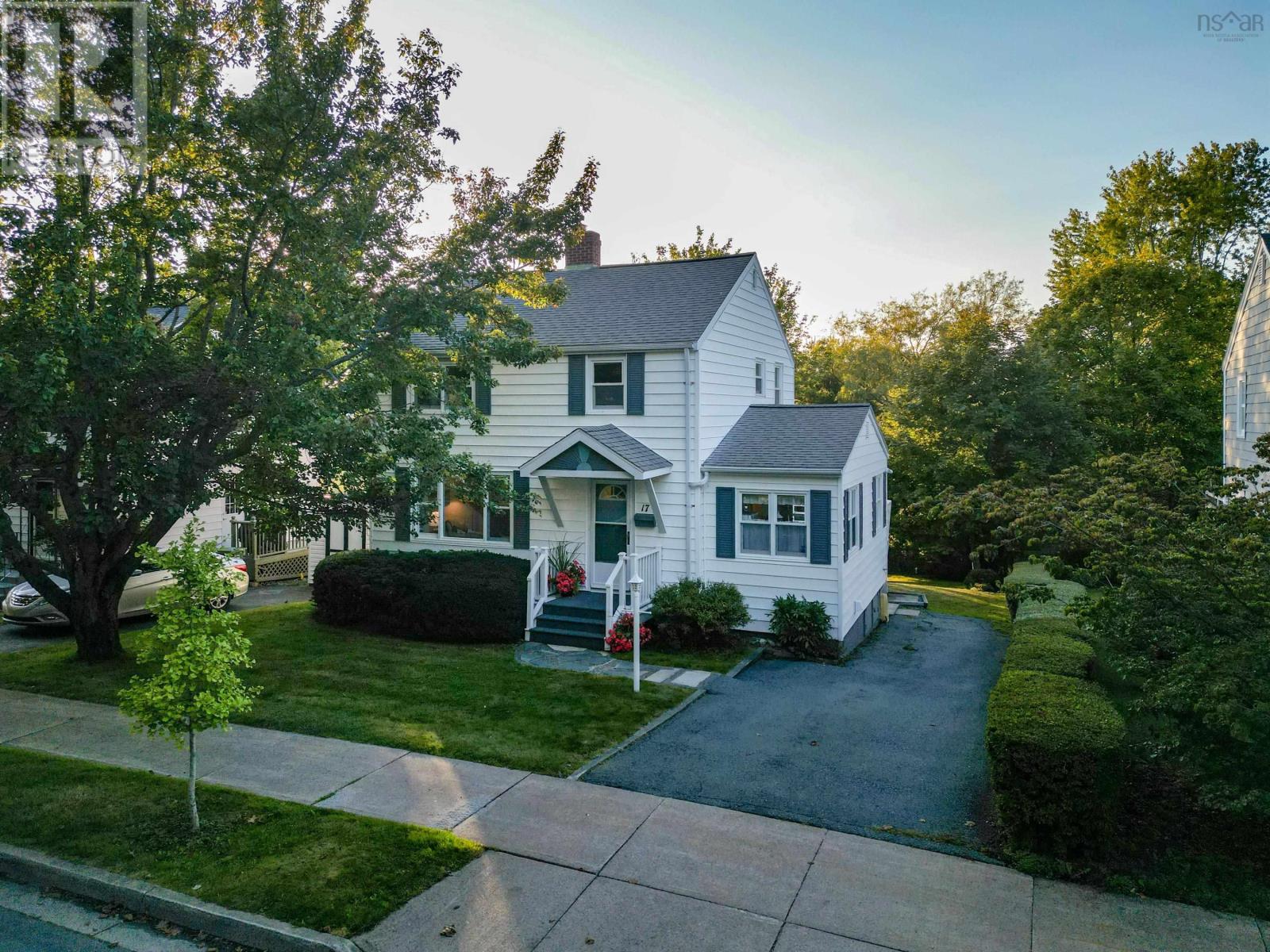 17 Canterbury St, Dartmouth, NS B2Y 1S8