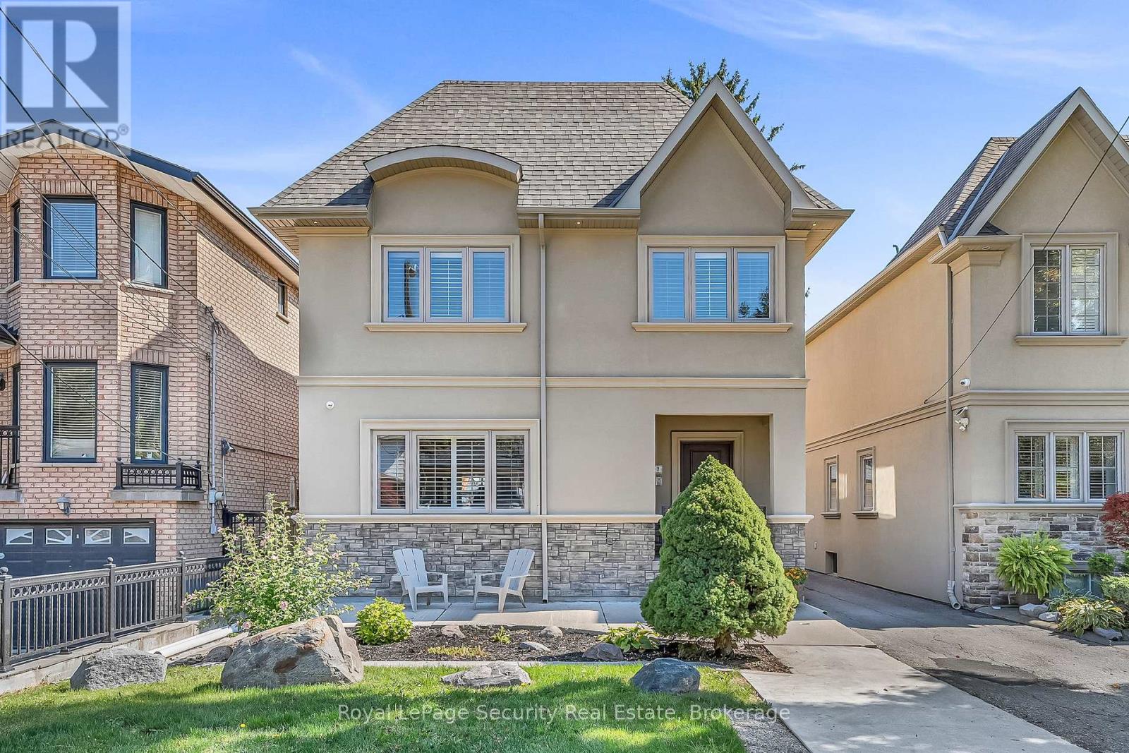 7 Avalon Ave, Toronto Rockcliffe-smythe, ON M6N 4V4