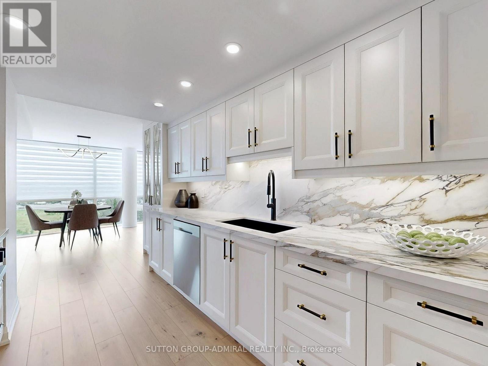 717 20 Harding Blvd W, Richmond Hill, ON L4C 9M3