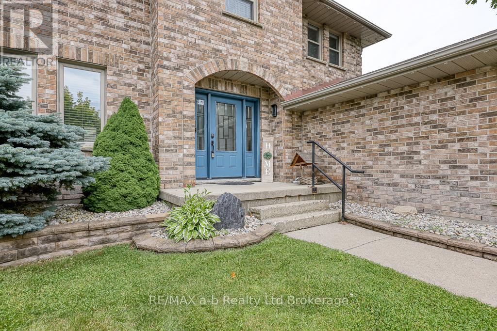 346 Riverview Dr, Strathroy-Caradoc, ON N7G 4B7