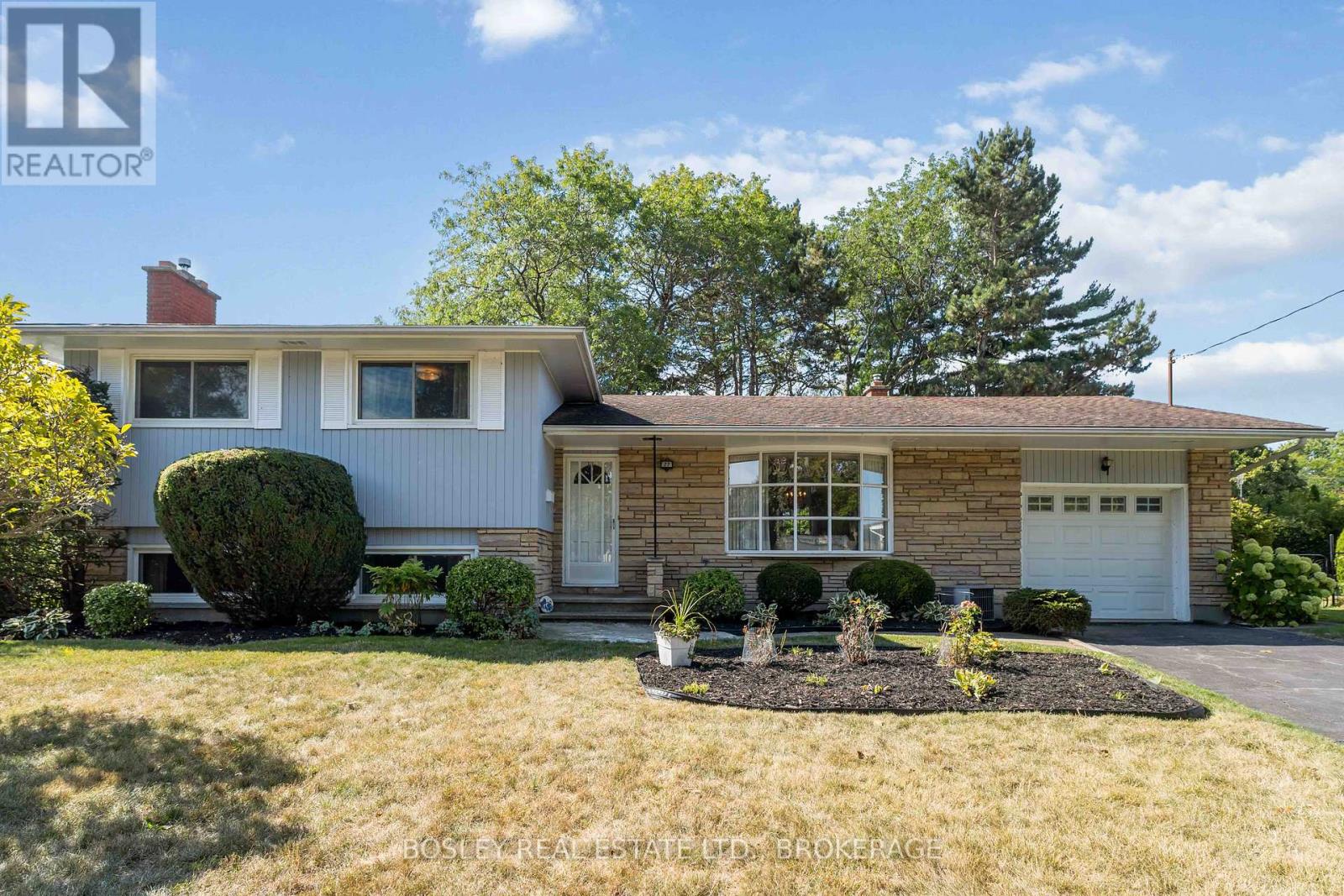 27 Meadowlark Cres, St. Catharines, ON L2N 2M6