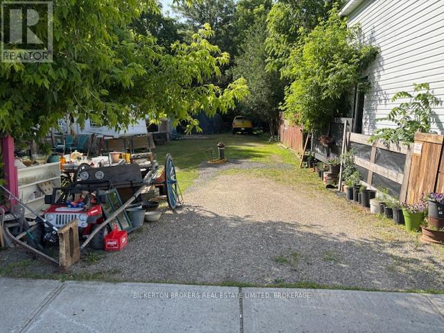 431 Lyndhurst Rd, Leeds and the Thousand Islands, ON K0E 1N0