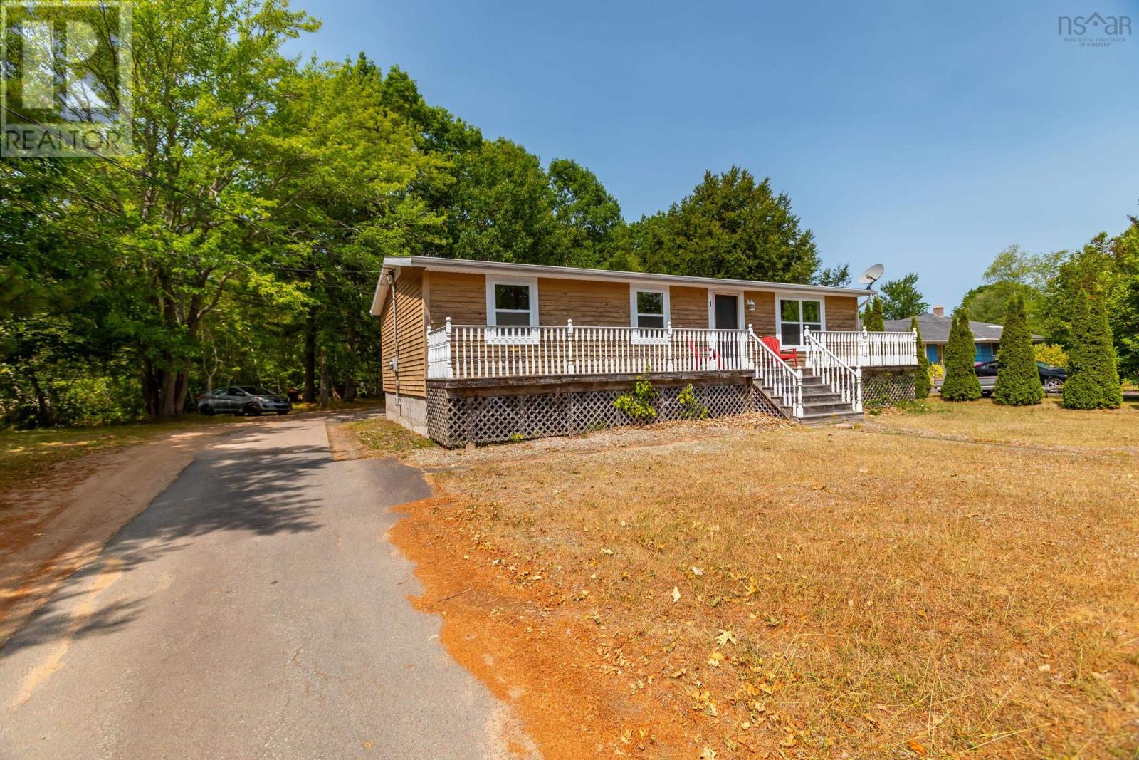 1 Pinecrest Dr, Middleton, NS B0S 1P0