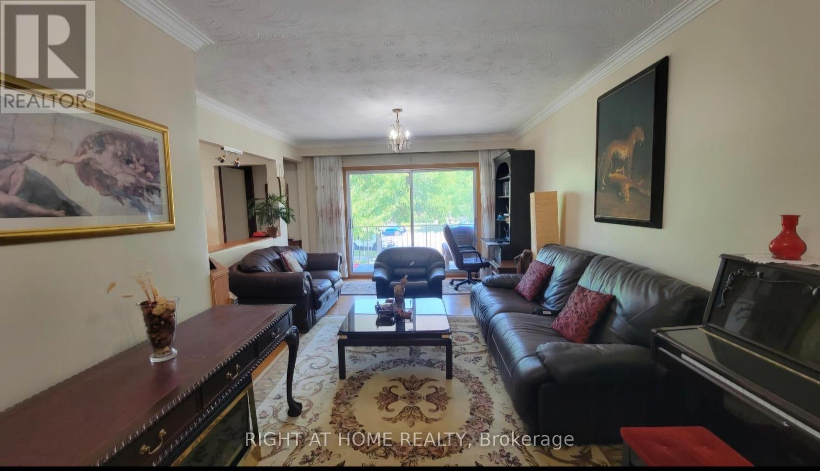 12 Fairglen Ave, Toronto, ON M1T 1G7