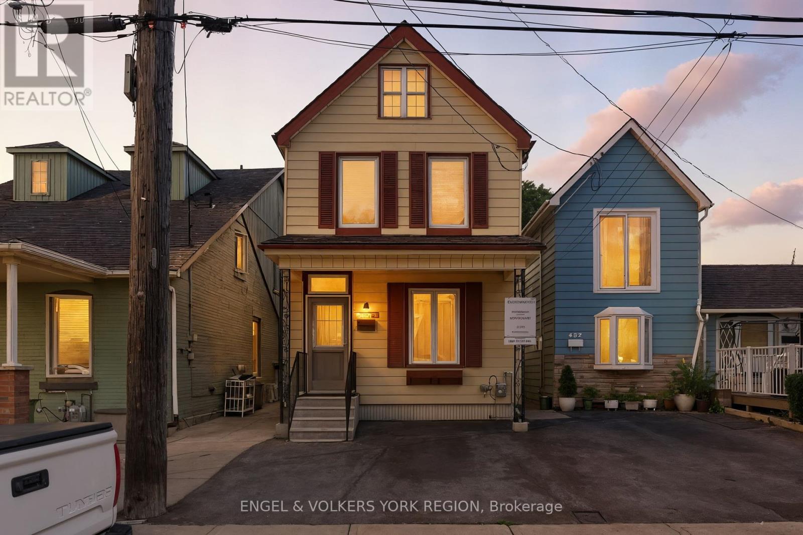 484 John St N, Hamilton, ON L8L 4R5