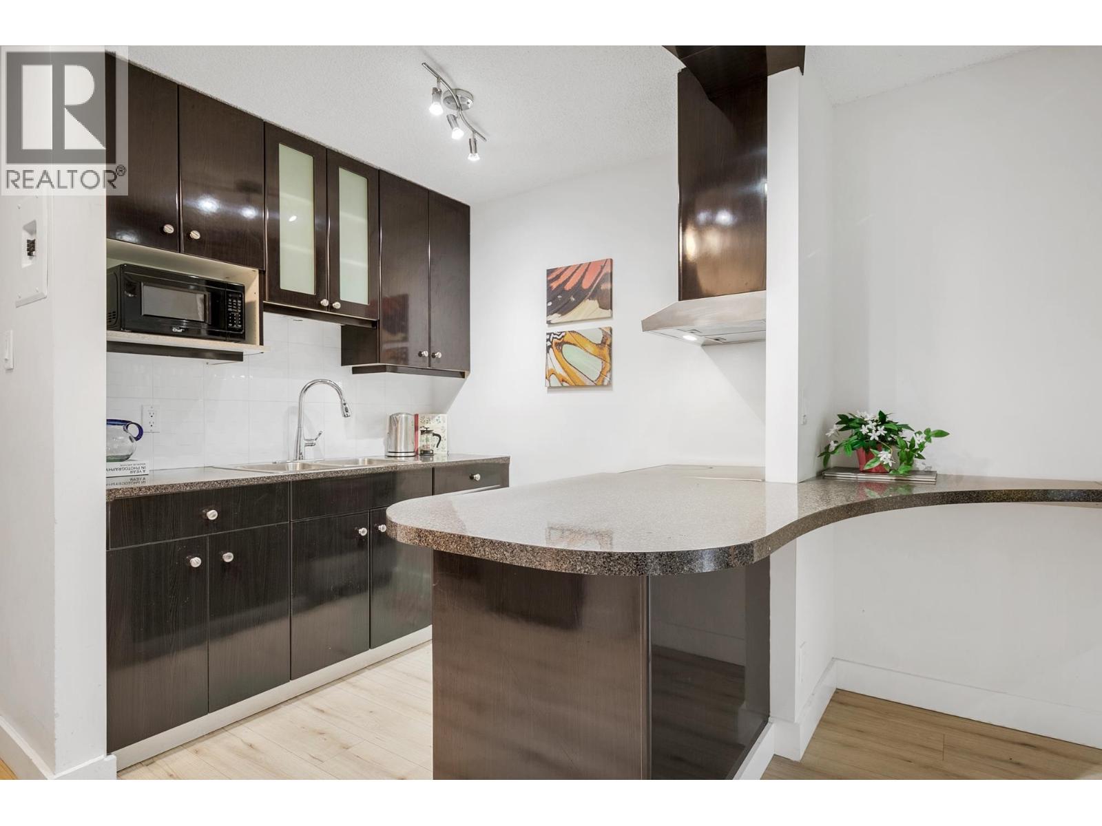 2012 Fullerton Avenue Unit 904, North Vancouver, BC V7P 3E3