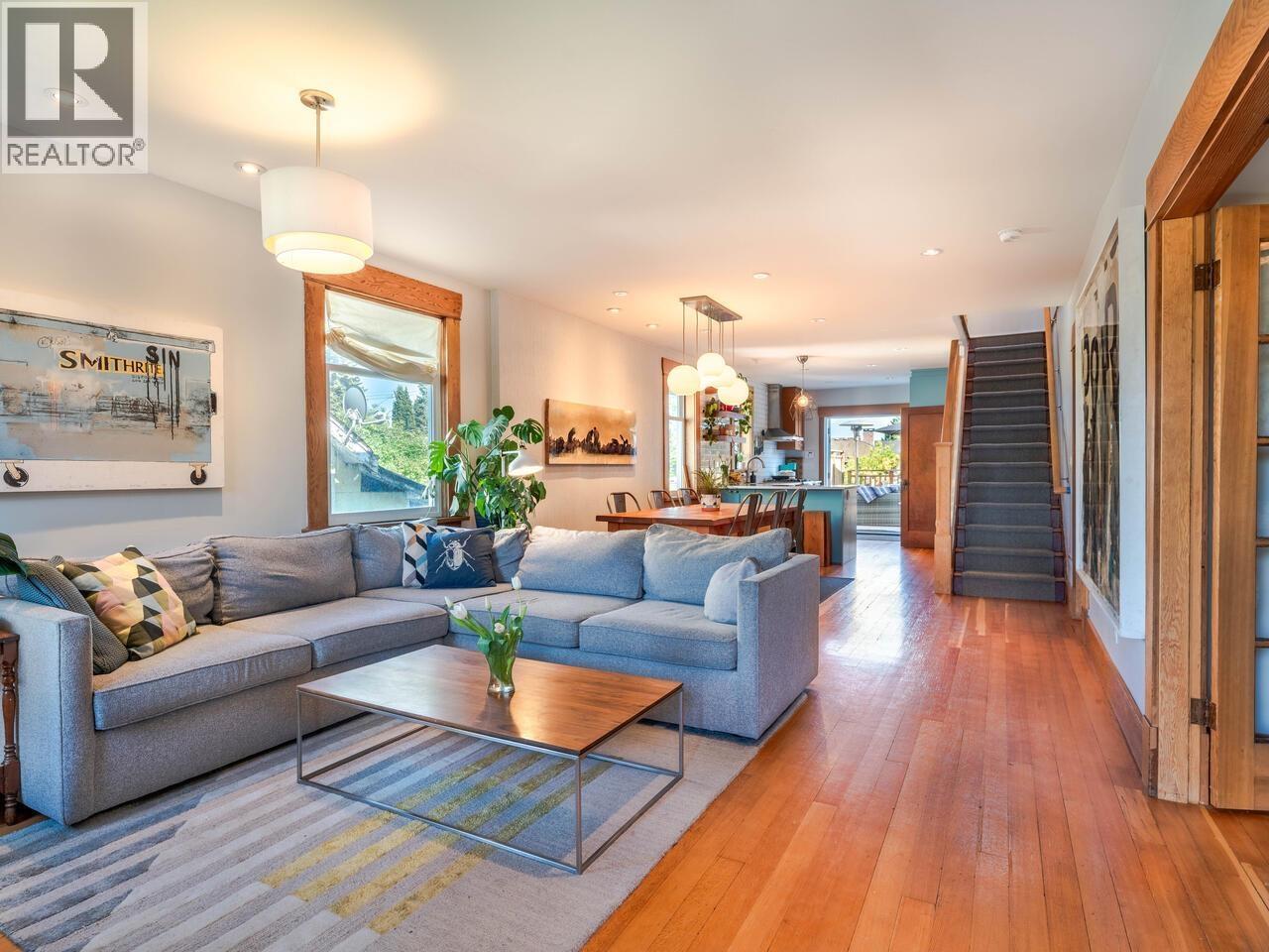 1124 Tenth Ave, New Westminster, BC V3M 3H7