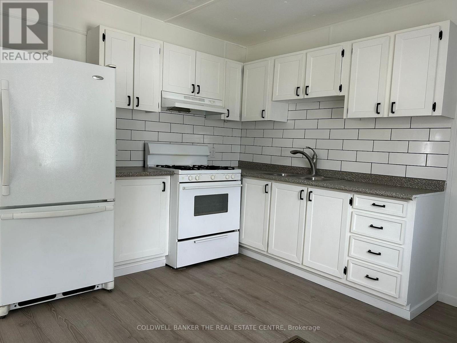 4126 Elaine St, Severn, ON L3V 0V1