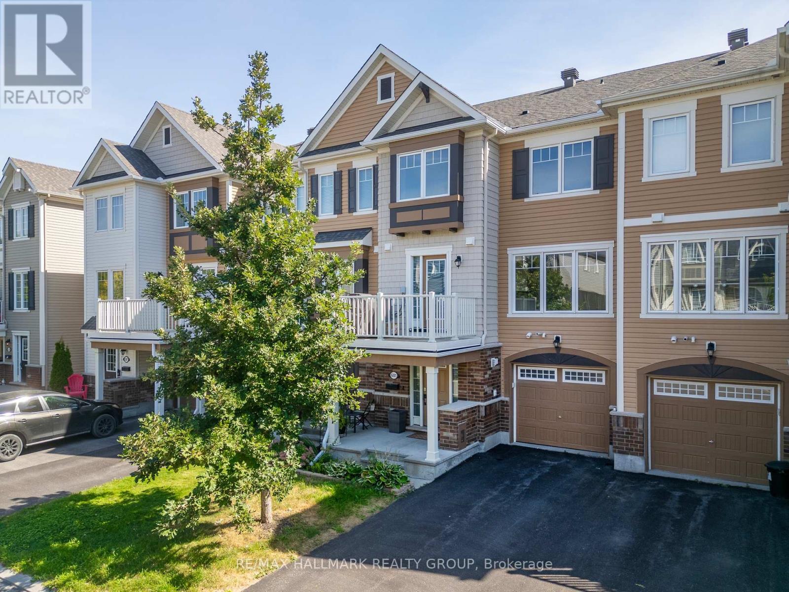 601 Foxlight Cir, Ottawa, ON K2R 1G9