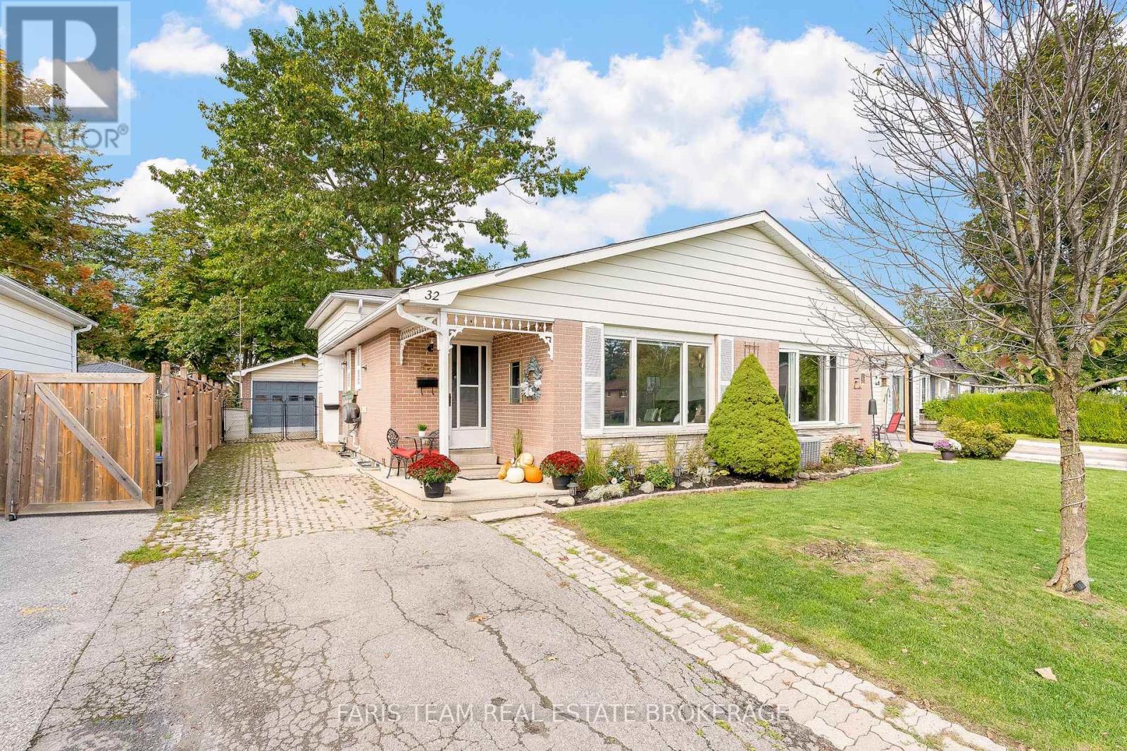 32 Burbank Pl, Barrie, ON L4M 2S8