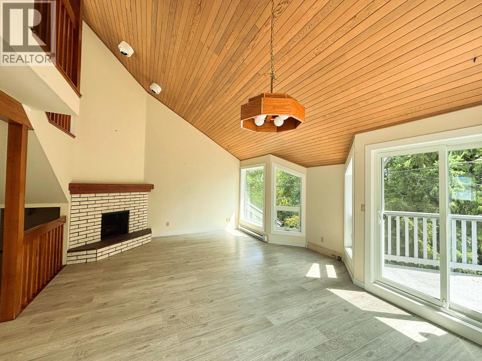 5753 Wharf Ave, Sechelt, BC V7Z 0H5