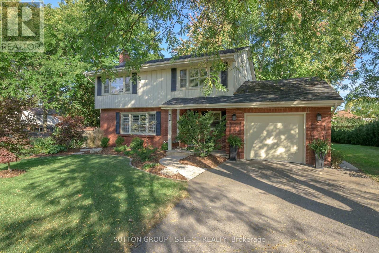 272 Commissioners Rd E, London, ON N6C 2T2