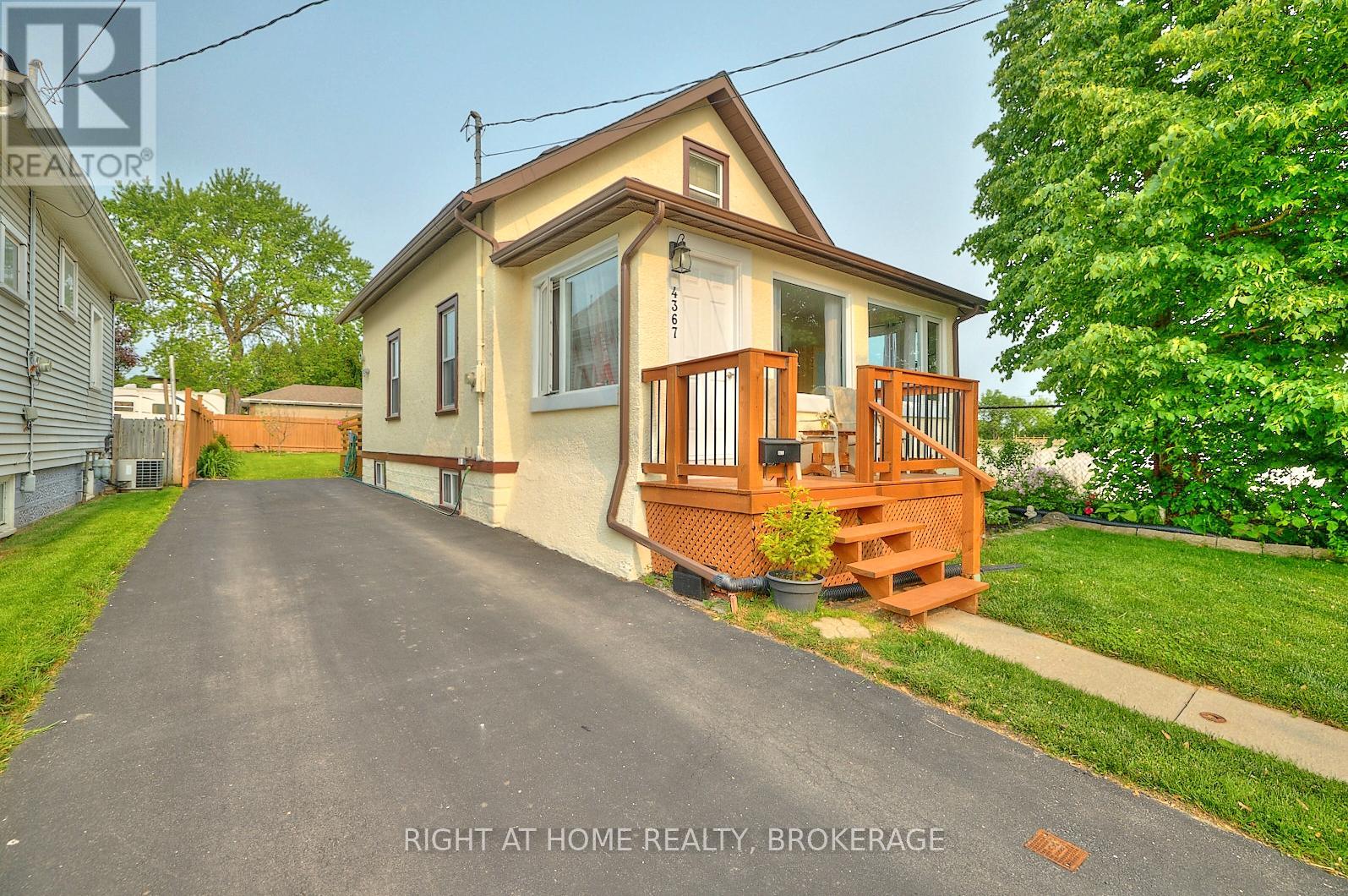 4367 Homewood Ave, Niagara Falls, ON L2E 4X3
