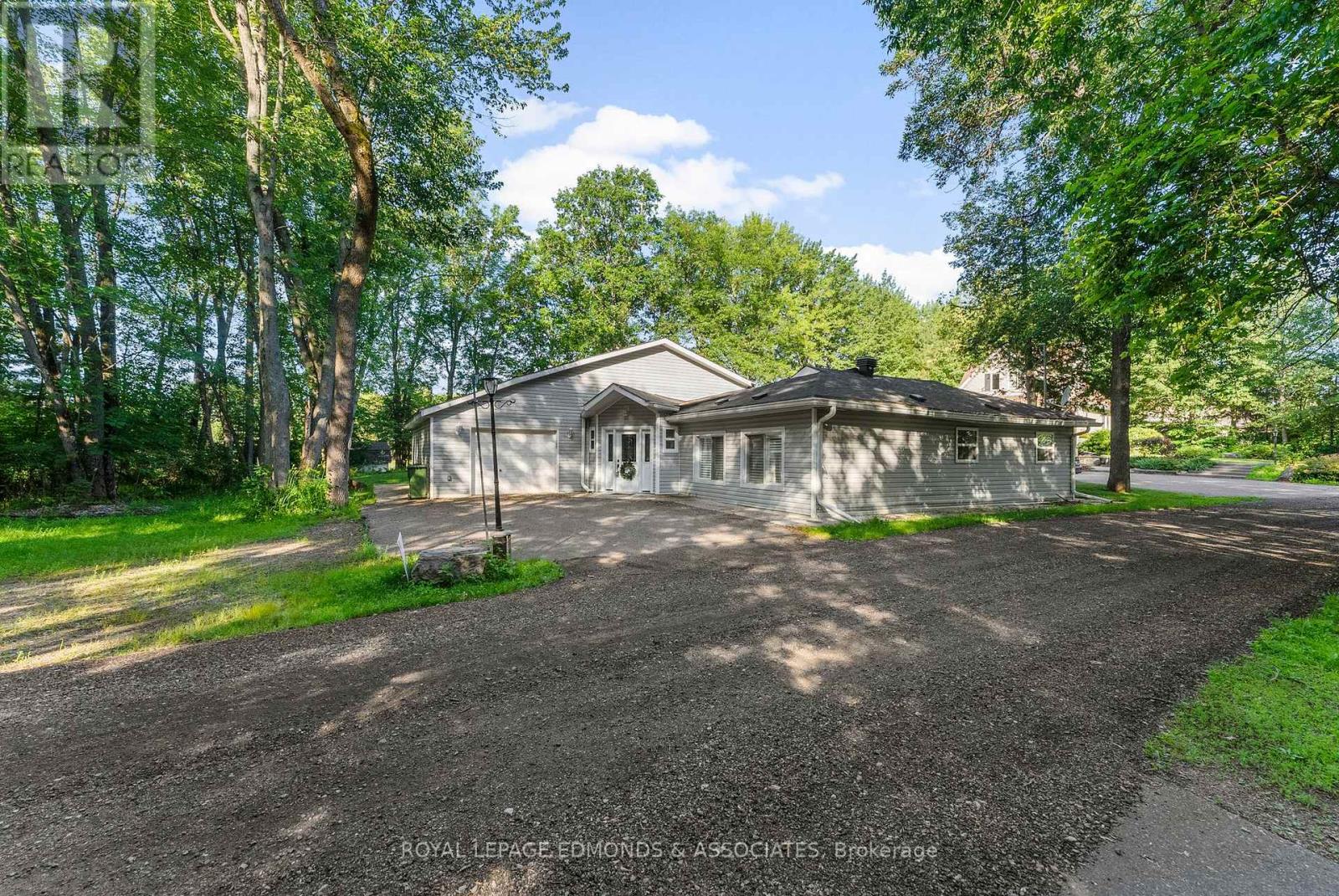 731 Francie Ln, Laurentian Valley, ON K8A 6W2