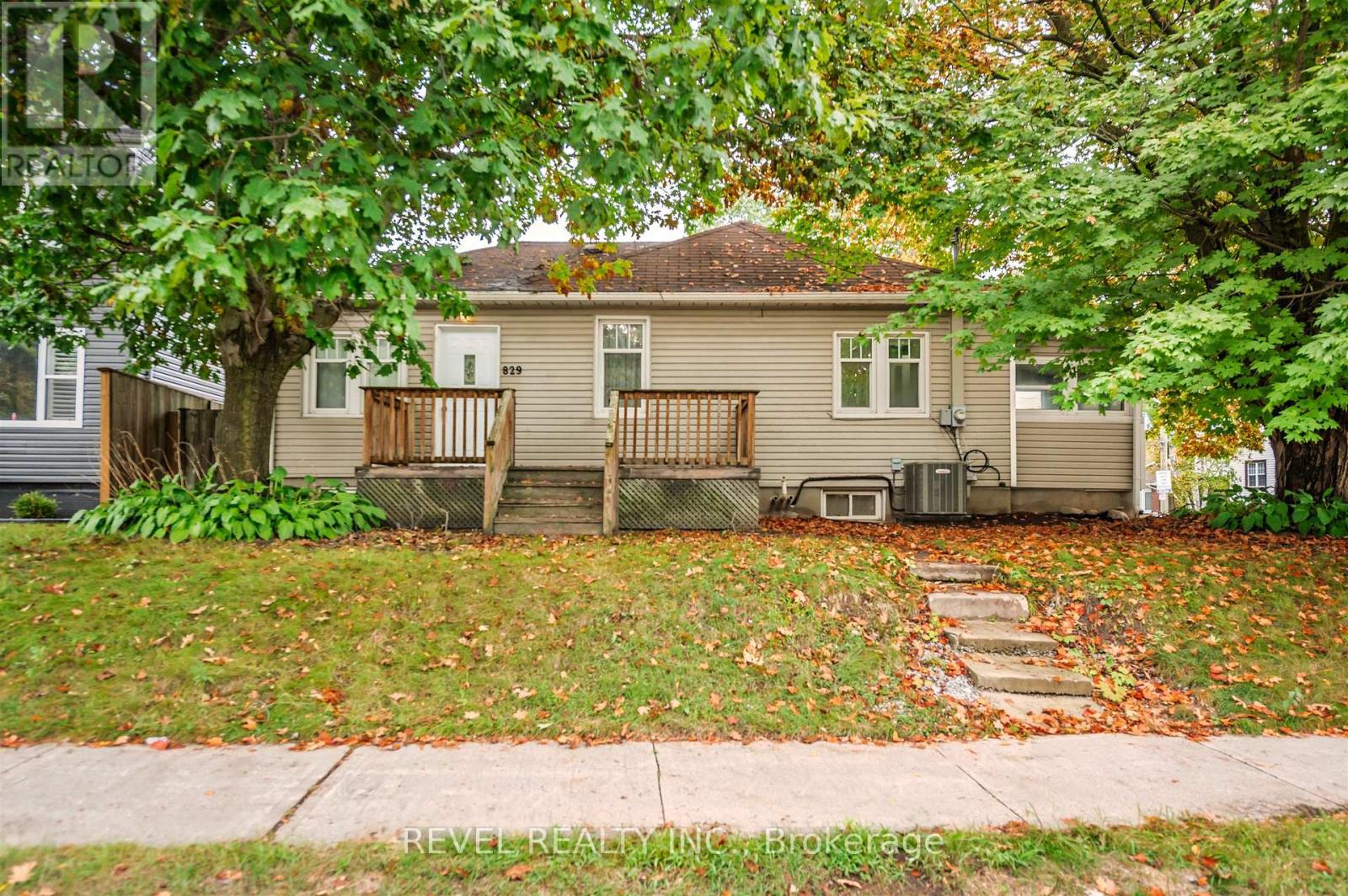 829 Athol St, Whitby, ON L1N 4A1