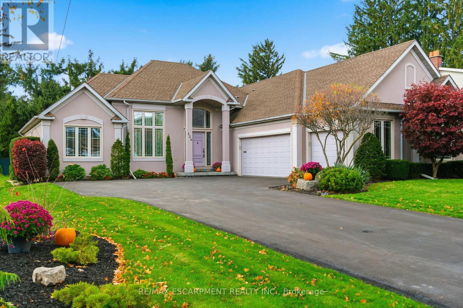 320 Fiddlers Green Rd, Hamilton, ON L9G 1X1