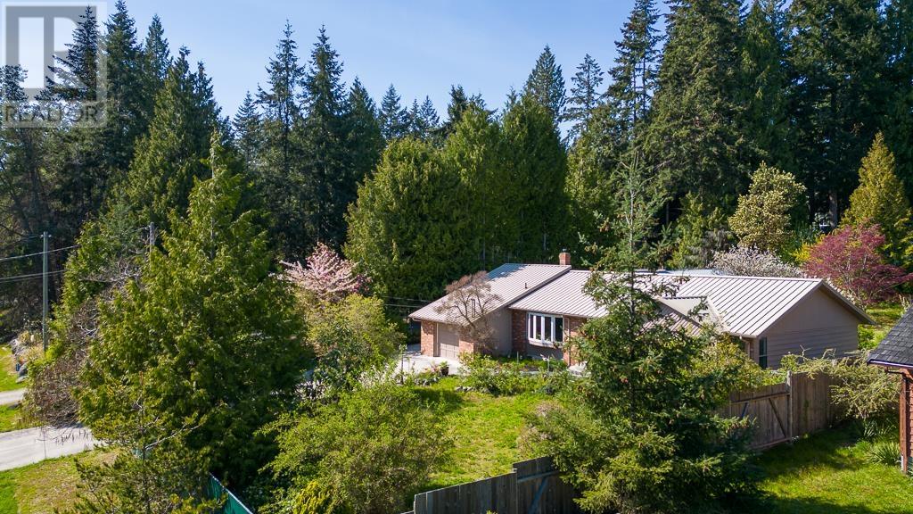 8024 Southwood Rd, Halfmoon Bay, BC V7Z 1E1