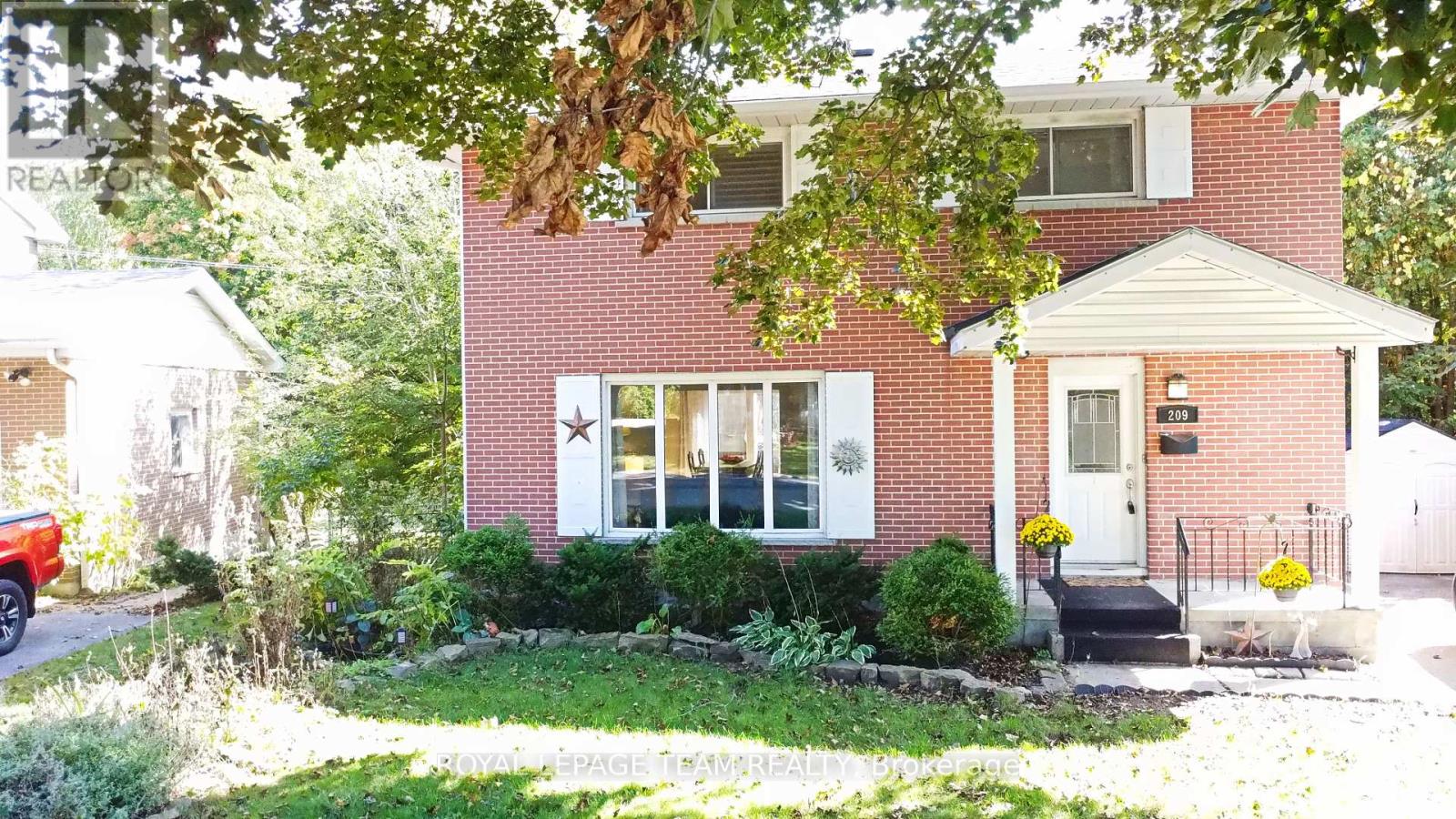 209 Reynolds Dr E, Brockville, ON K6V 1X8