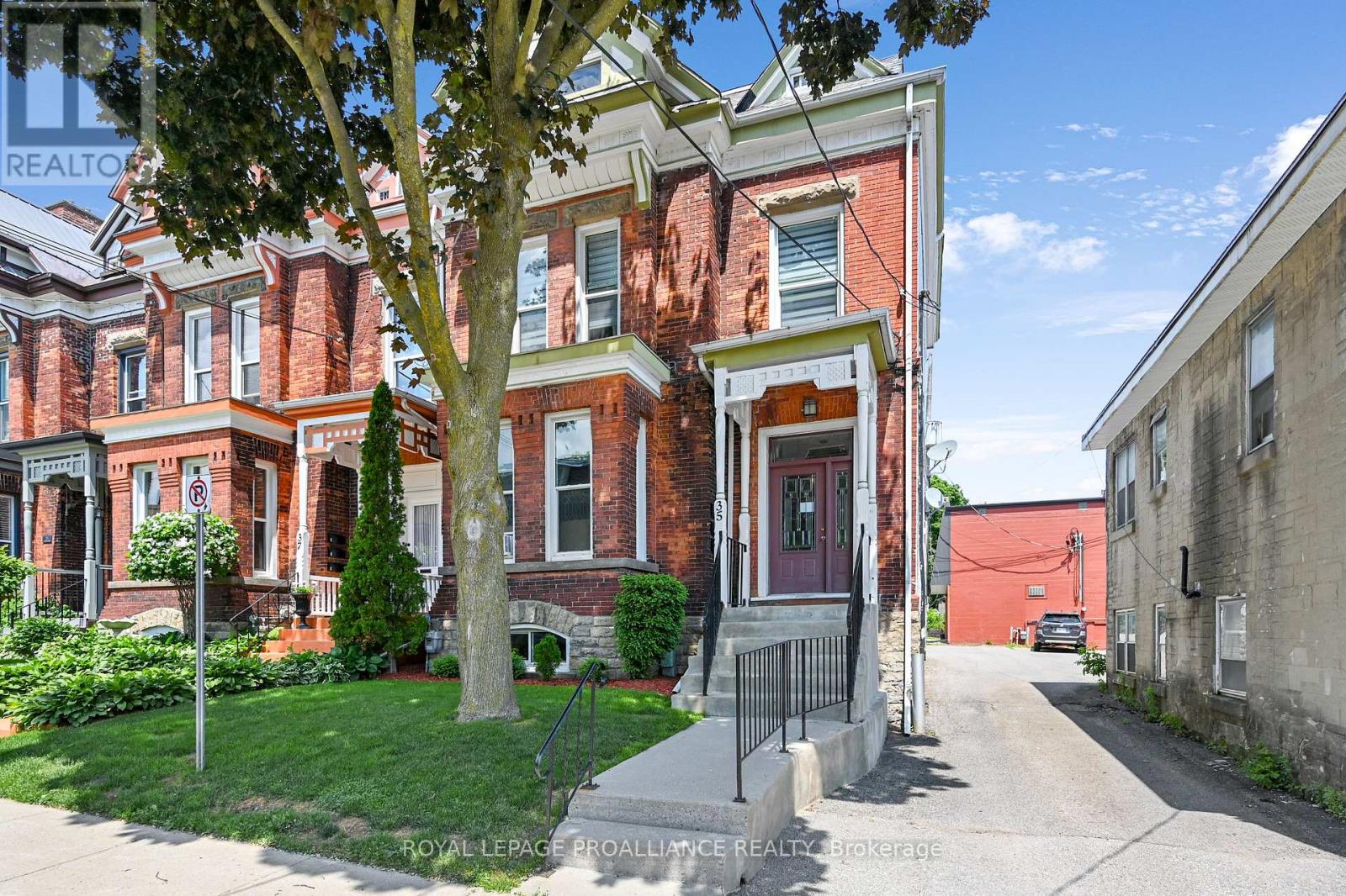 35 Bethune St, Brockville, ON K6V 2C9