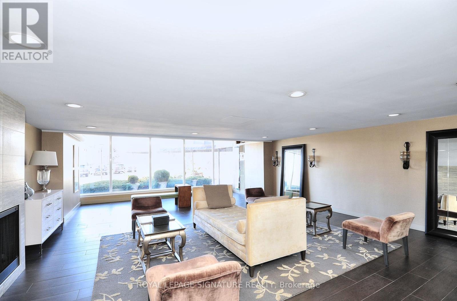1208 7811 Yonge St, Markham, ON L4J 1W3