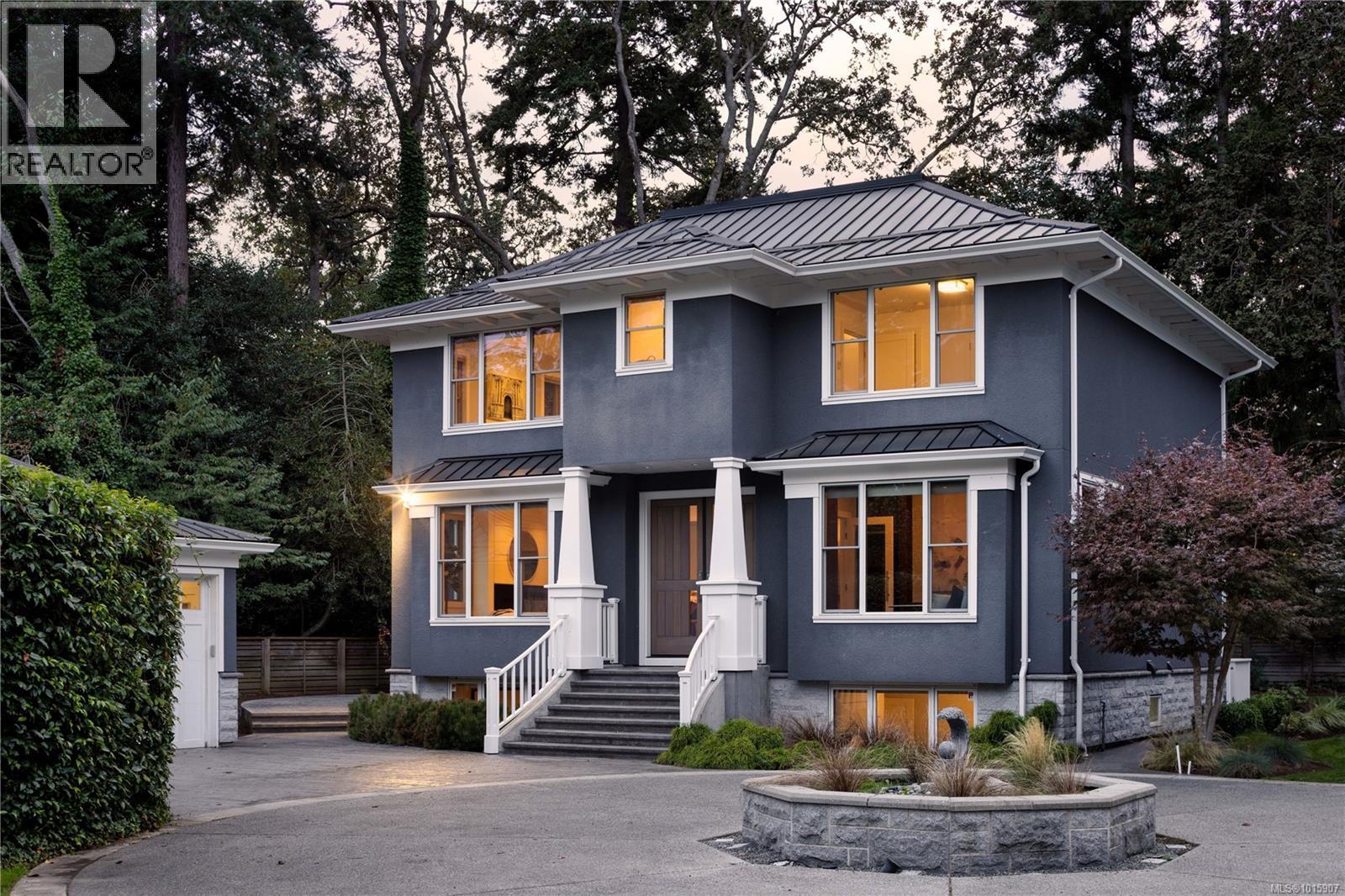 1198 Hewlett Pl, Oak Bay, BC V8S 4P7