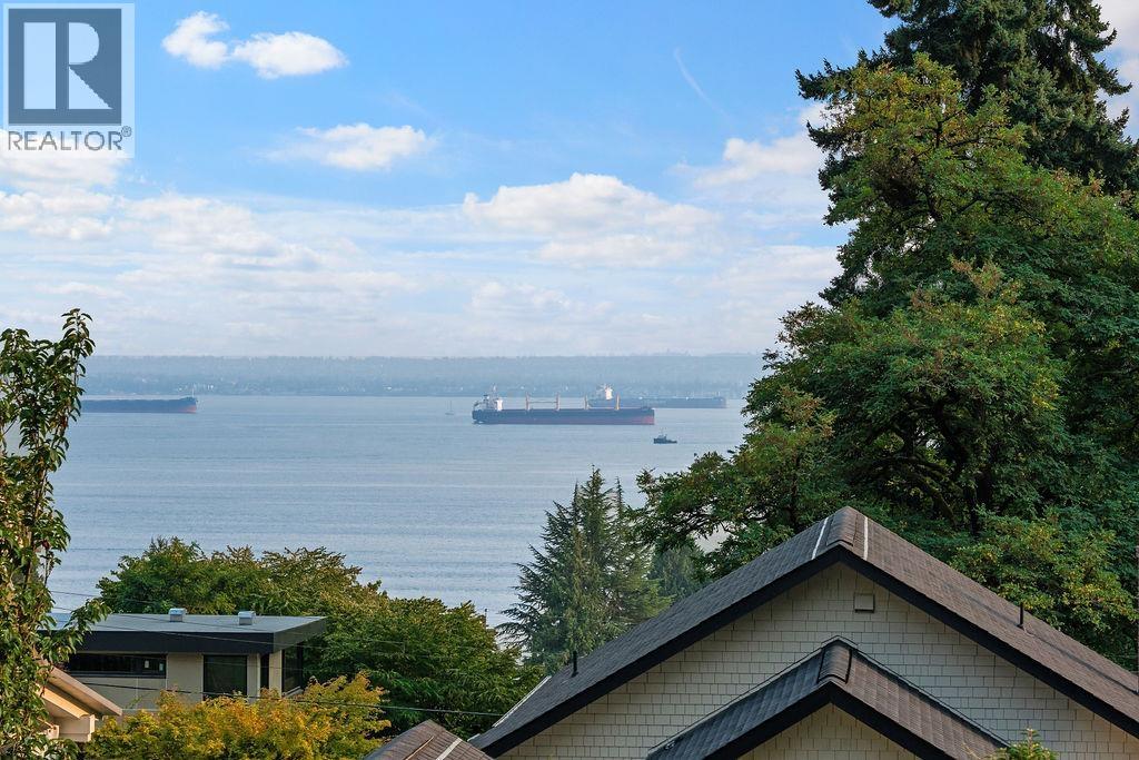 2758 Nelson Ave, West Vancouver, BC V7V 2R9