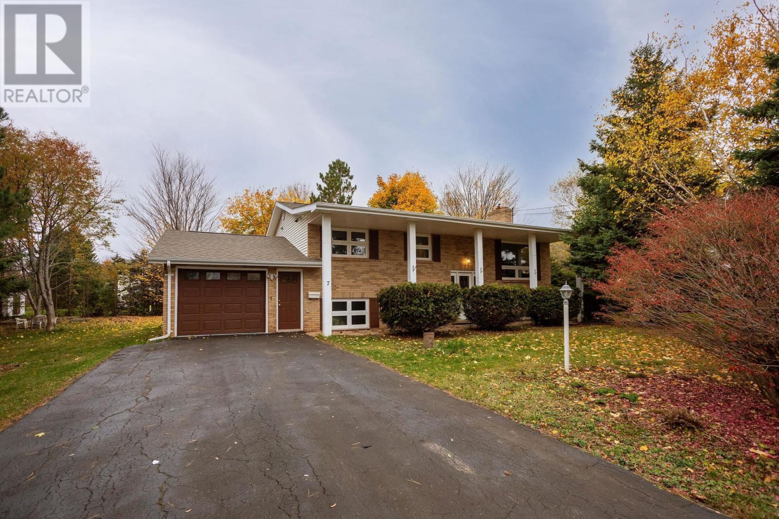 7 Crestview Dr, Charlottetown, PE C1E 1N4