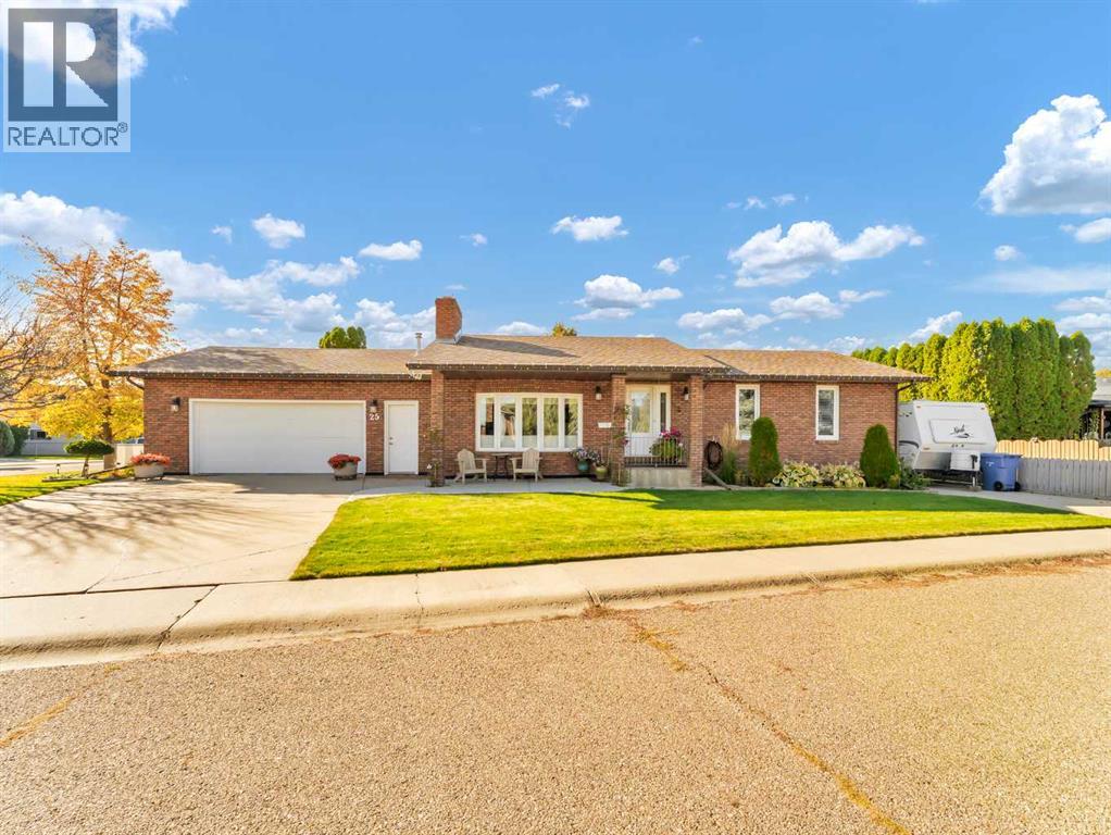 25 E Glen Cres SE, Medicine Hat, AB T1B 2Y5