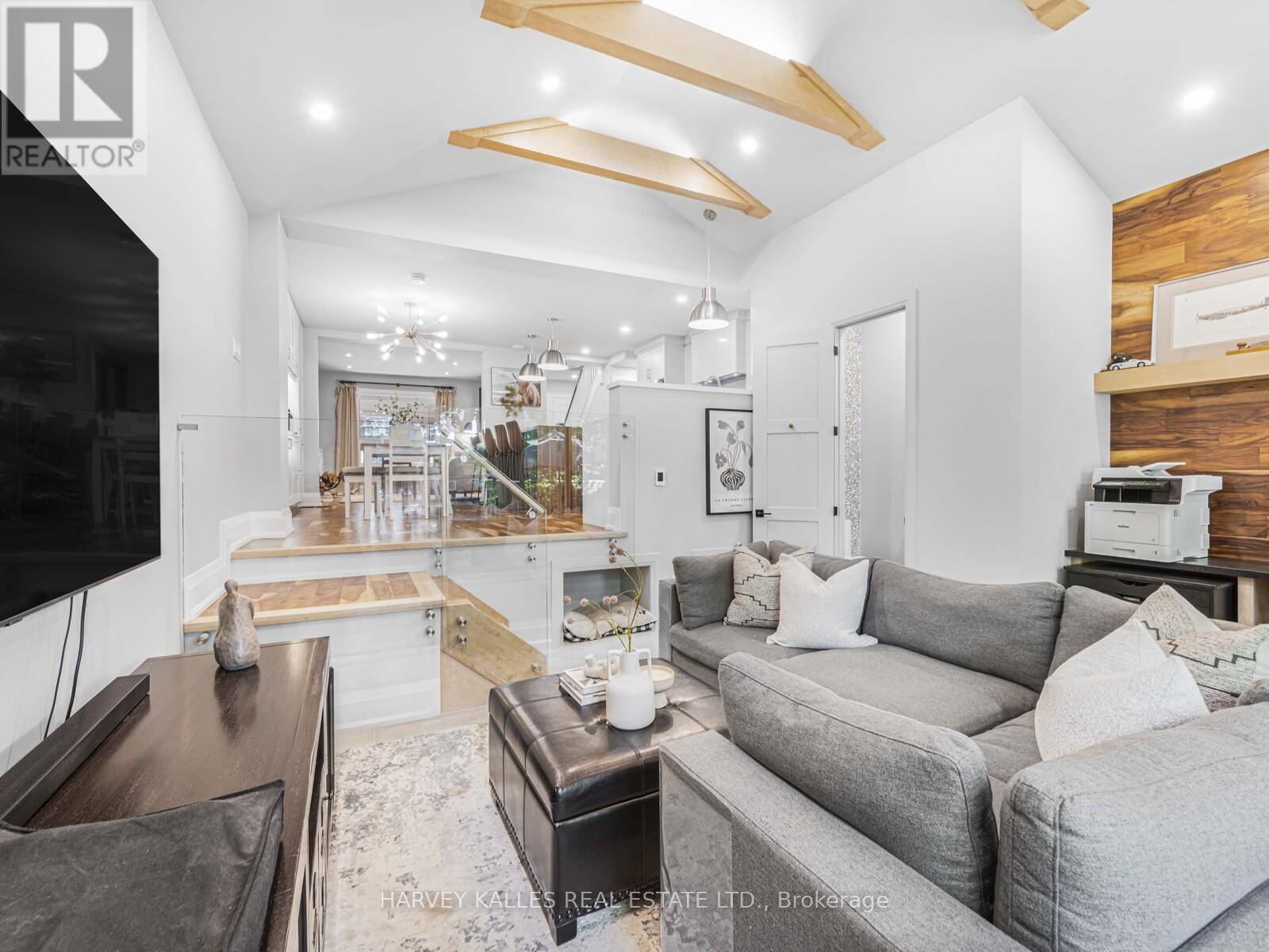 116 Pinewood Ave, Toronto, ON M6C 2V3