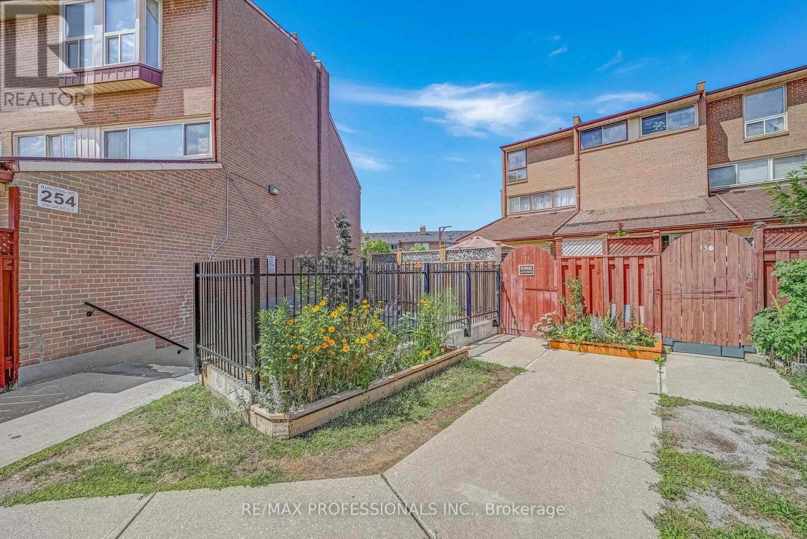133 256 John Garland Blvd, Toronto, ON M9V 1N8
