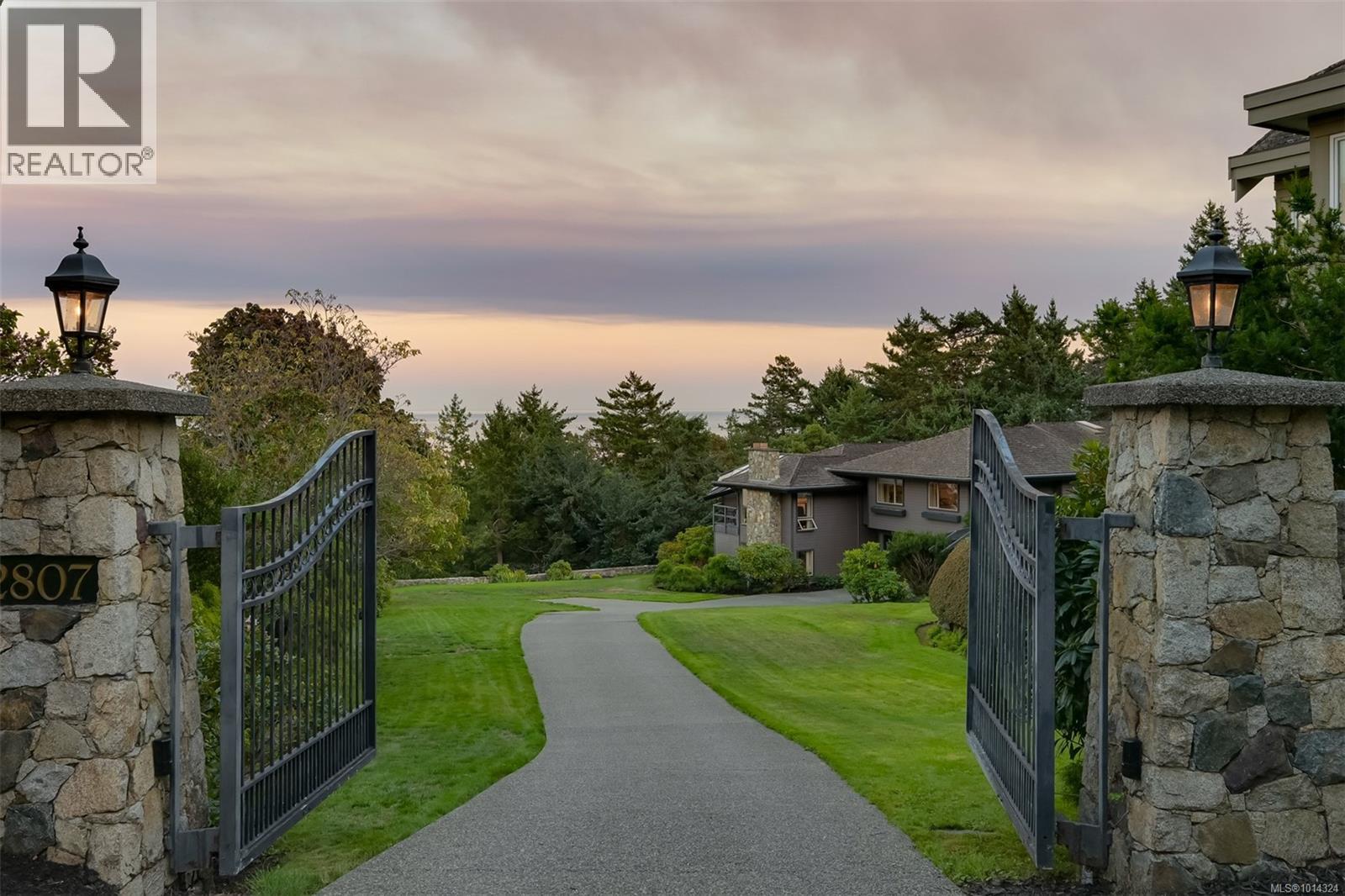 2807 Arbutus Rd, Saanich, BC V8N 5X6