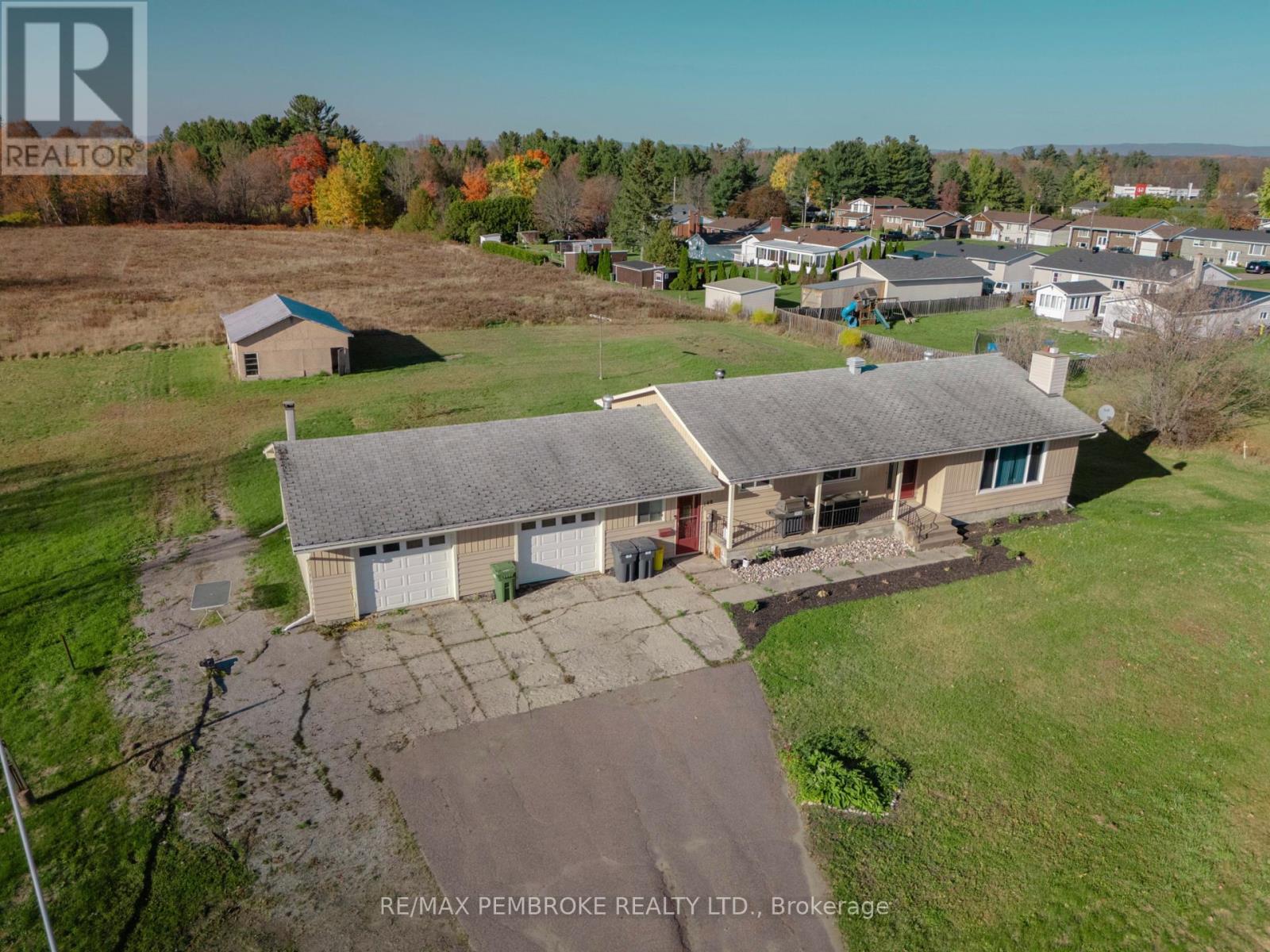 148 Forest Lea Rd, Laurentian Valley, ON K8A 7S9