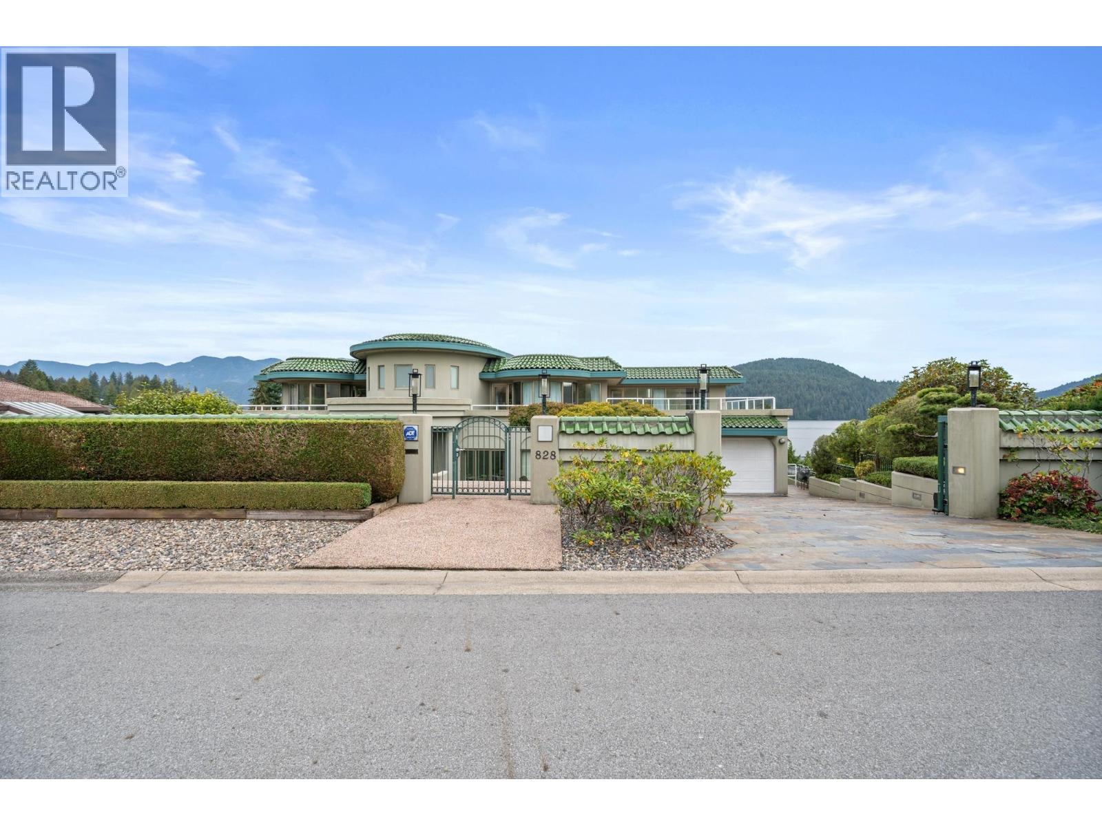 828 Beachview Dr, North Vancouver, BC V7G 1R1