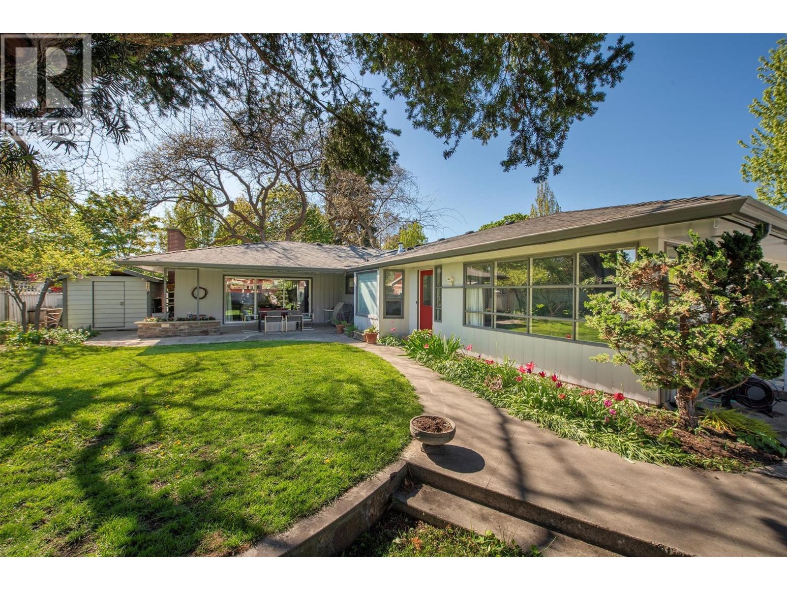2021 Abbott St, Kelowna, BC V1Y 1C4