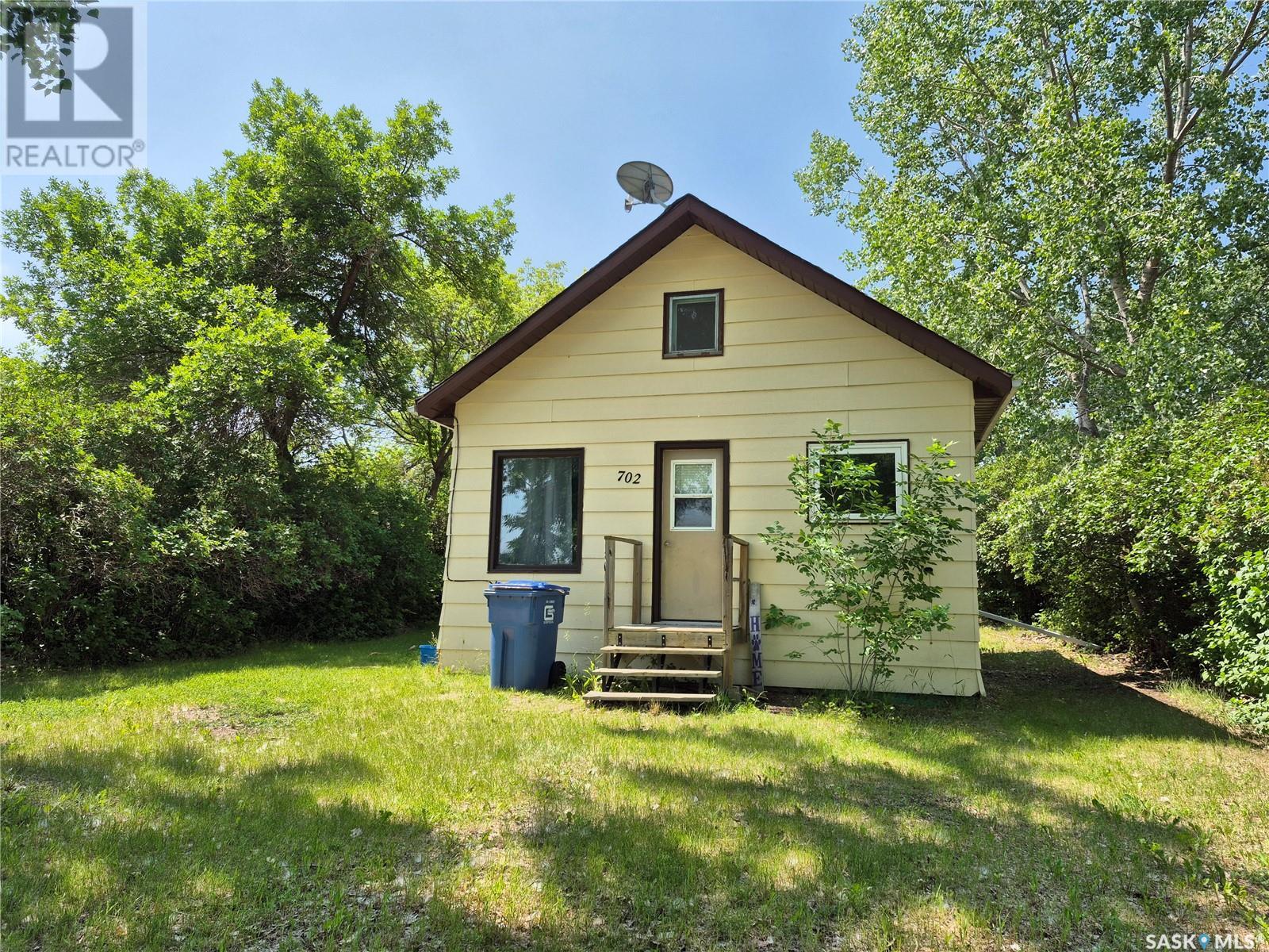 702 Healy Ave, Radville, SK S0C 2G0