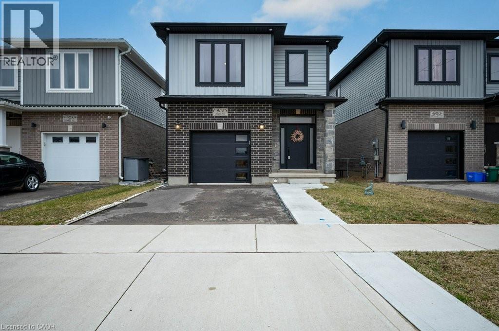 904 Chapel Hill Ct, Kitchener, ON N2R 0P4