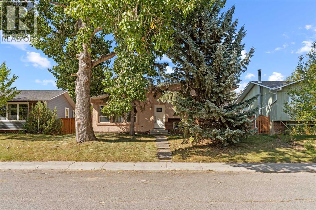 212 Queen Anne Rd SE, Calgary, AB T2J 4S7