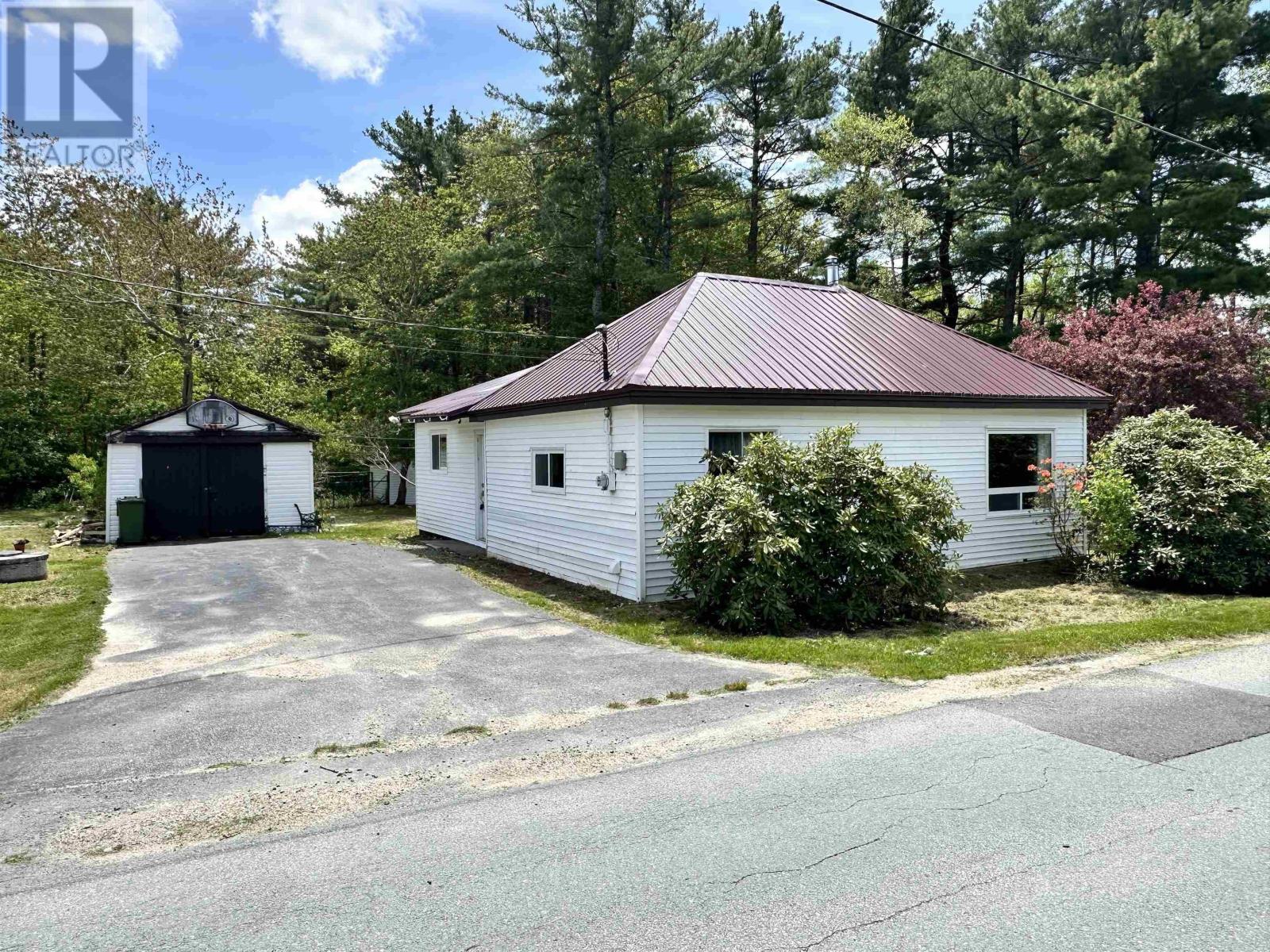83 Glenwood St, Milton, NS B0T 1P0