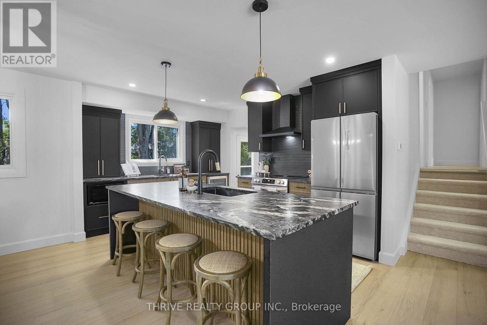 553 Viscount Rd, London, ON N6J 2Y1