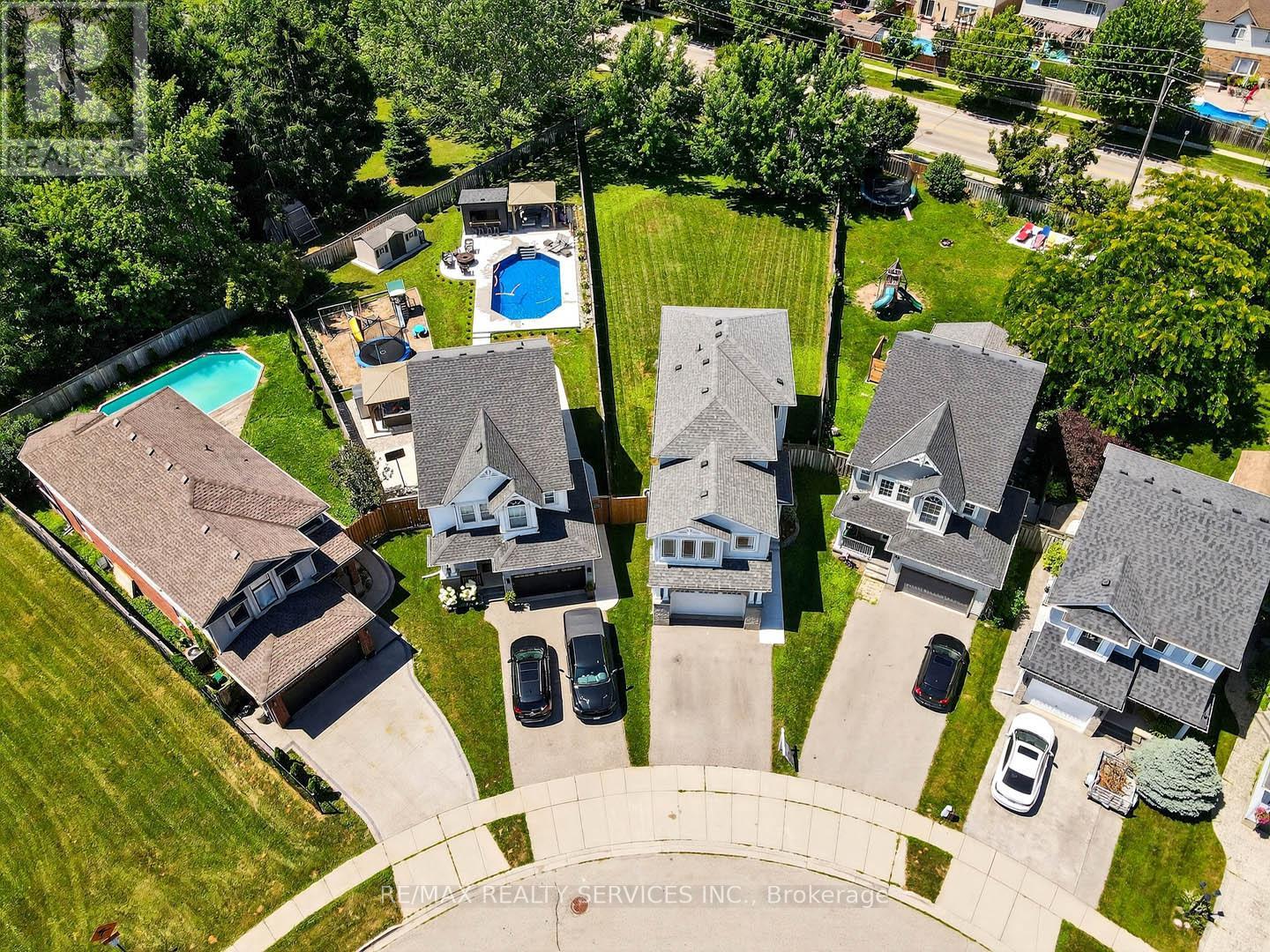 28 Calvin Ct, Cambridge, ON N3C 4J5