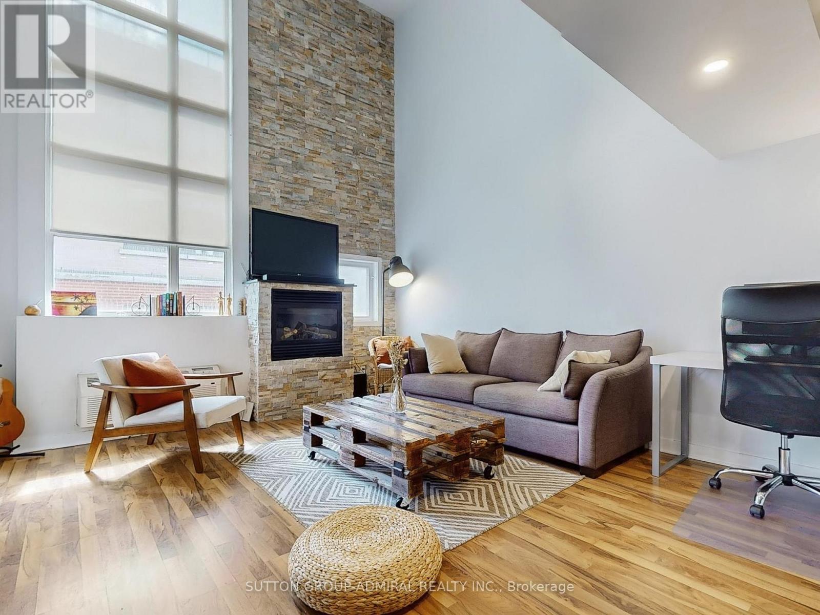 314 21 Earl St, Toronto, ON M4Y 3C8
