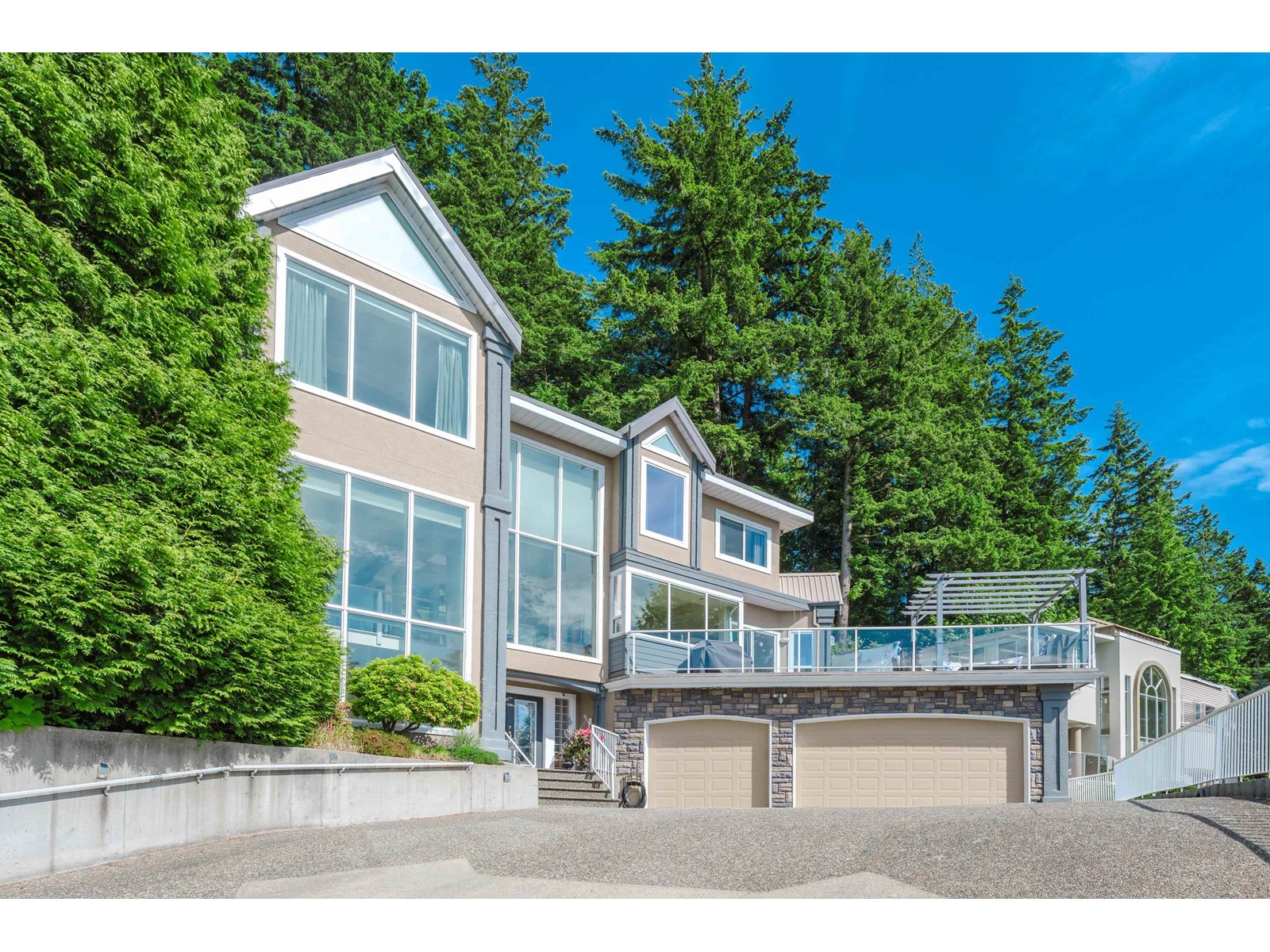 2582 Zurich Dr, Abbotsford, BC V3G 1C4