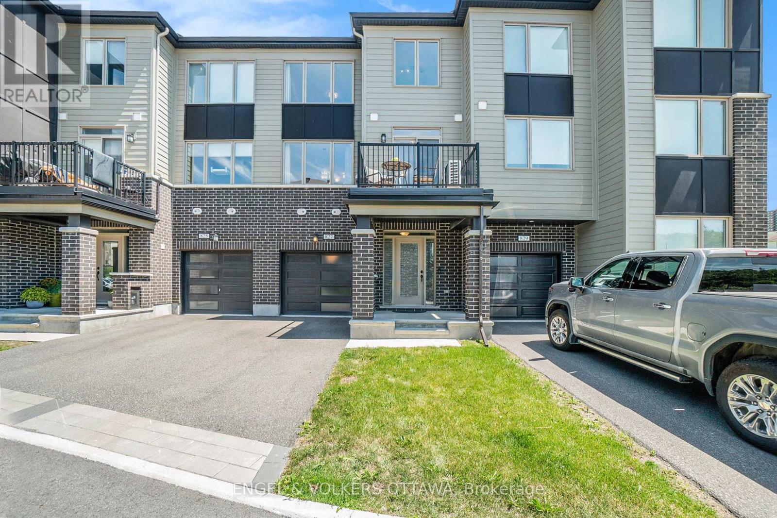 827 Kiniw Private, Ottawa, ON K1K 5A3