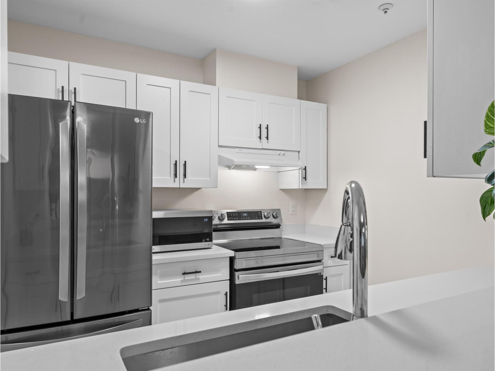 14885 100 Avenue Unit 110, Surrey, BC V3R 0W1