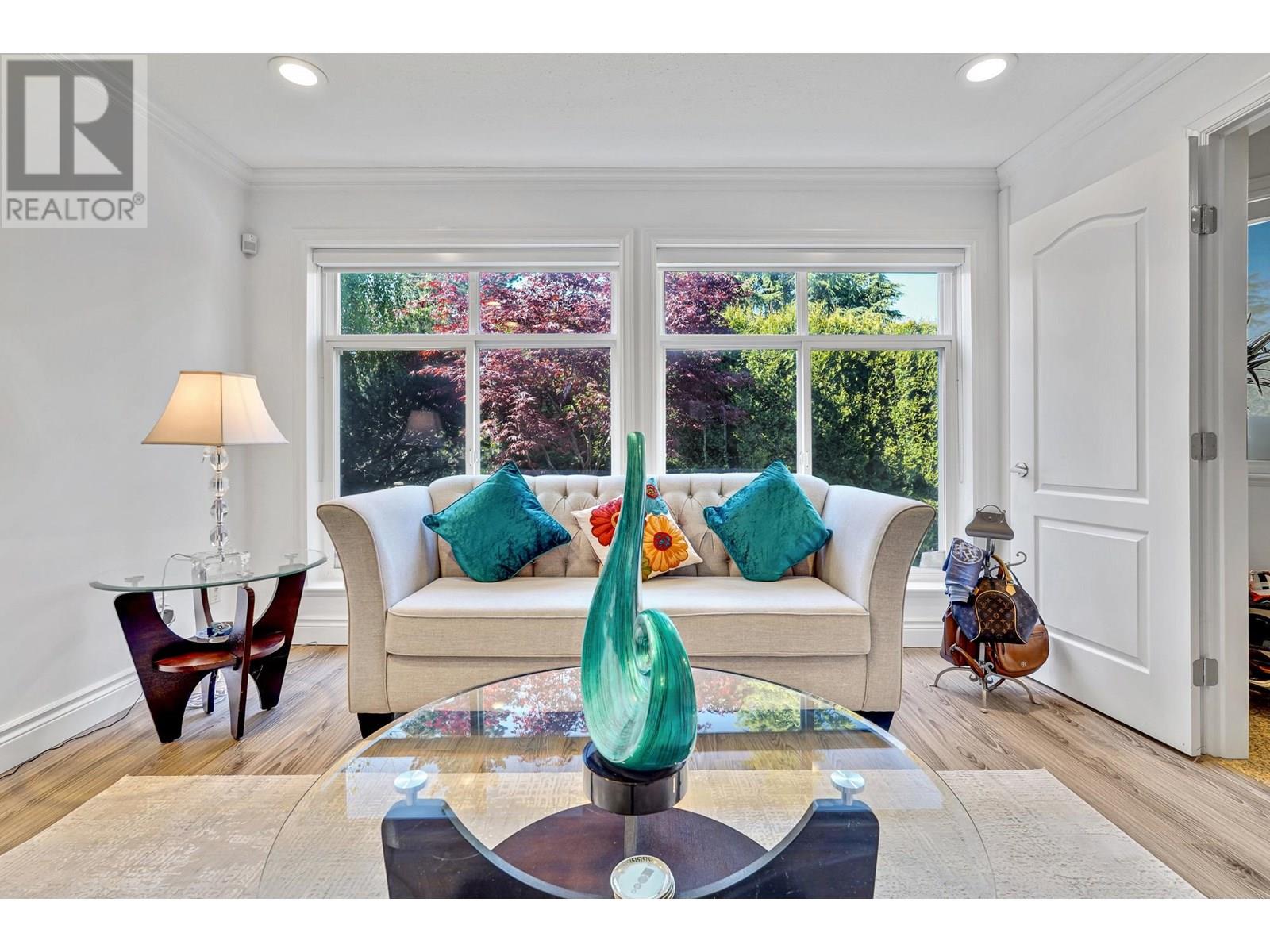 4218 W 10th Ave, Vancouver, BC V6R 2H4