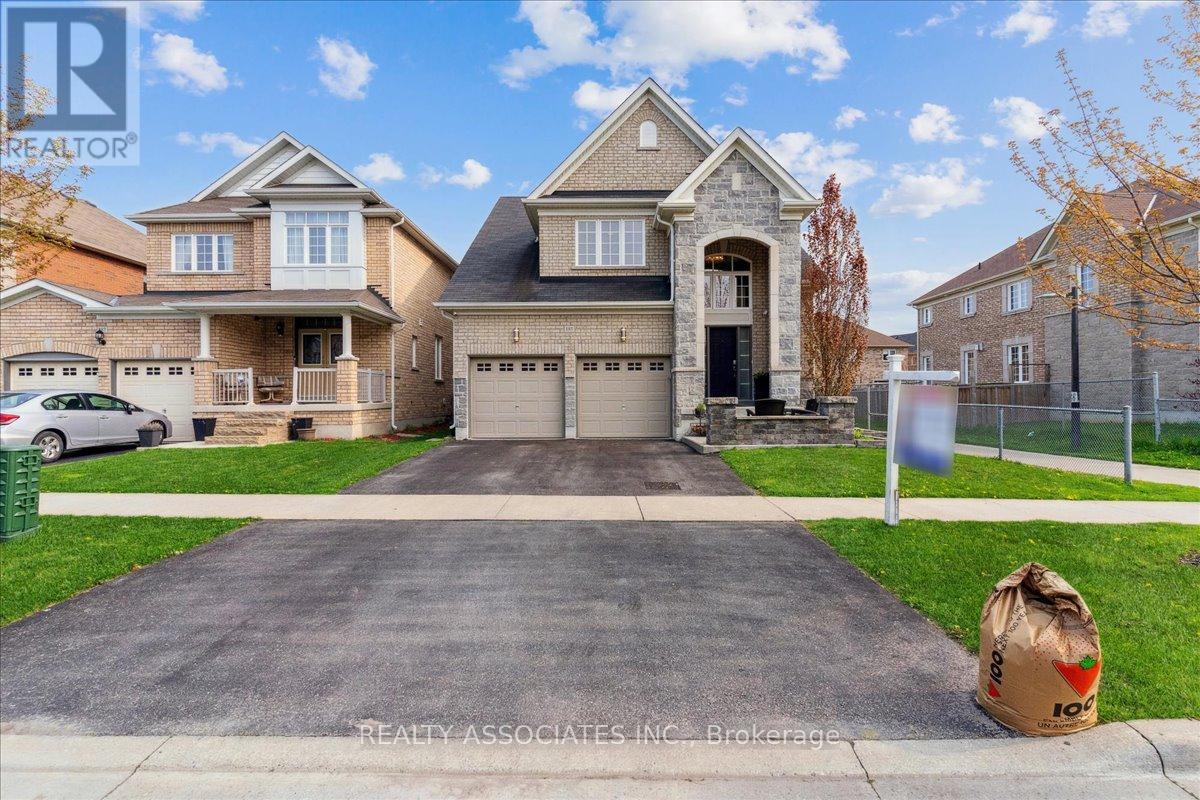 185 Glenabbey Dr, Clarington, ON L1E 0C4