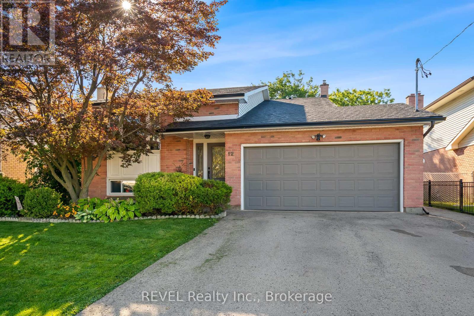 12 Silverdale Dr, St. Catharines, ON L2M 3N1