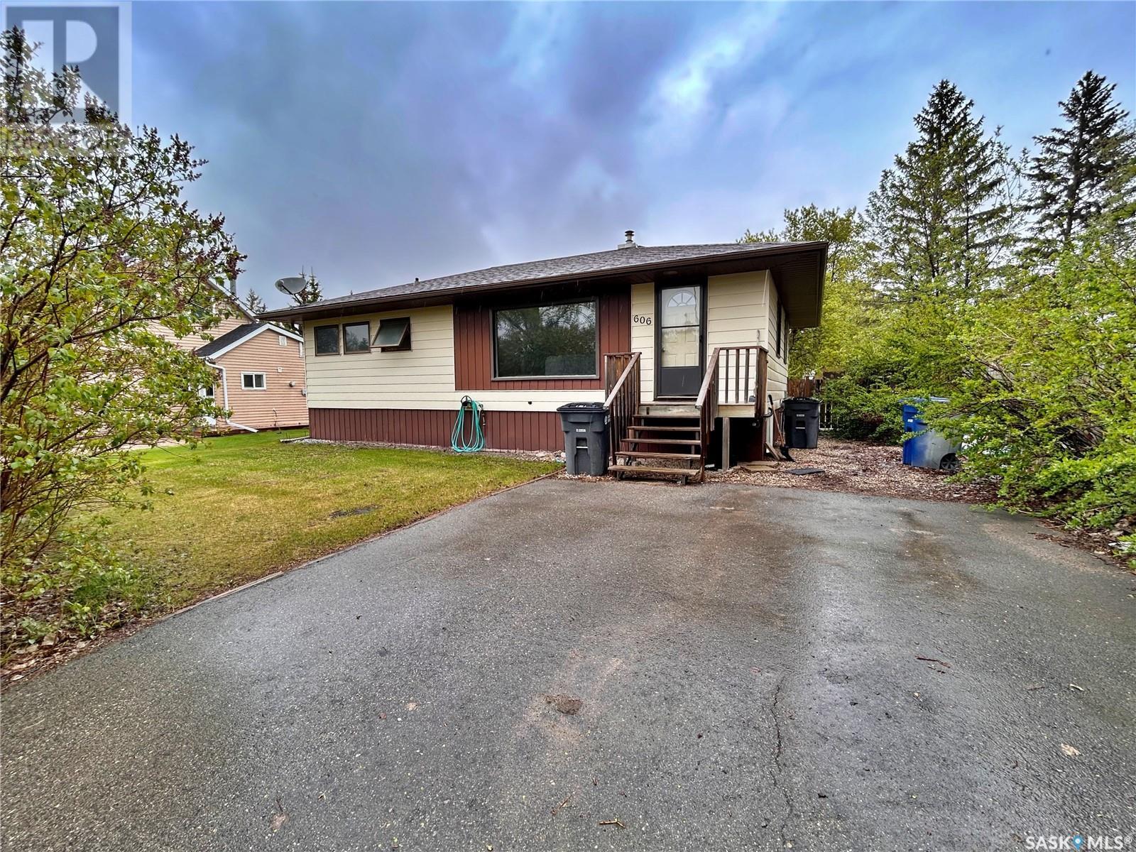 606 Broadway Ave, Moosomin, SK S0G 3N0