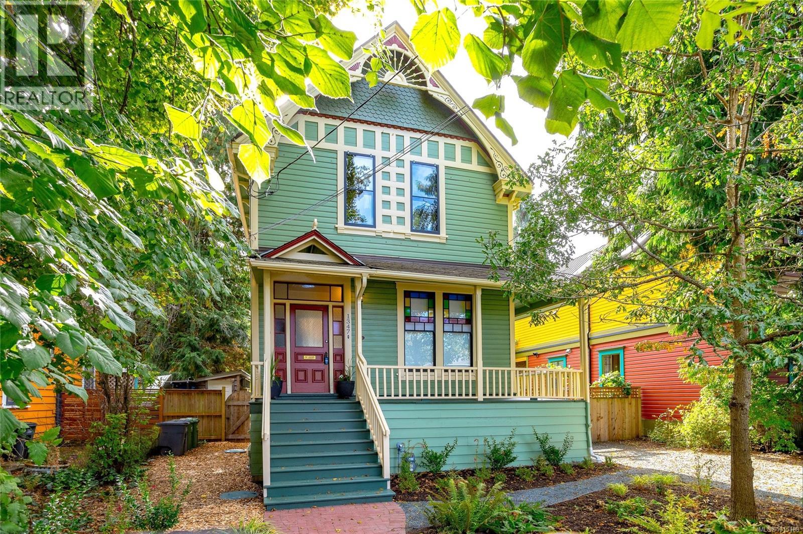 1347 Vining St, Victoria, BC V8R 1P5