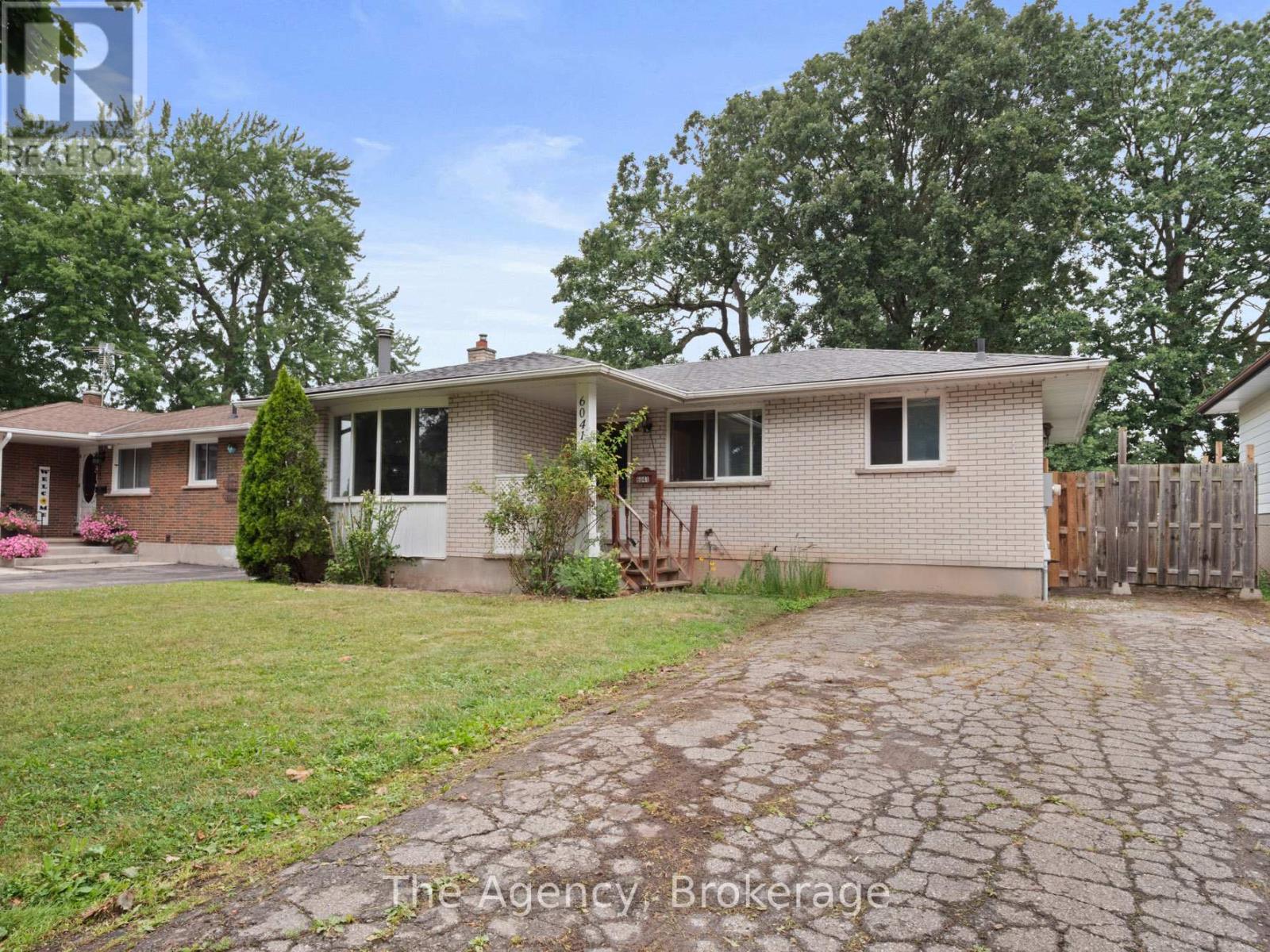 6041 Cadham St, Niagara Falls, ON L2G 3A1